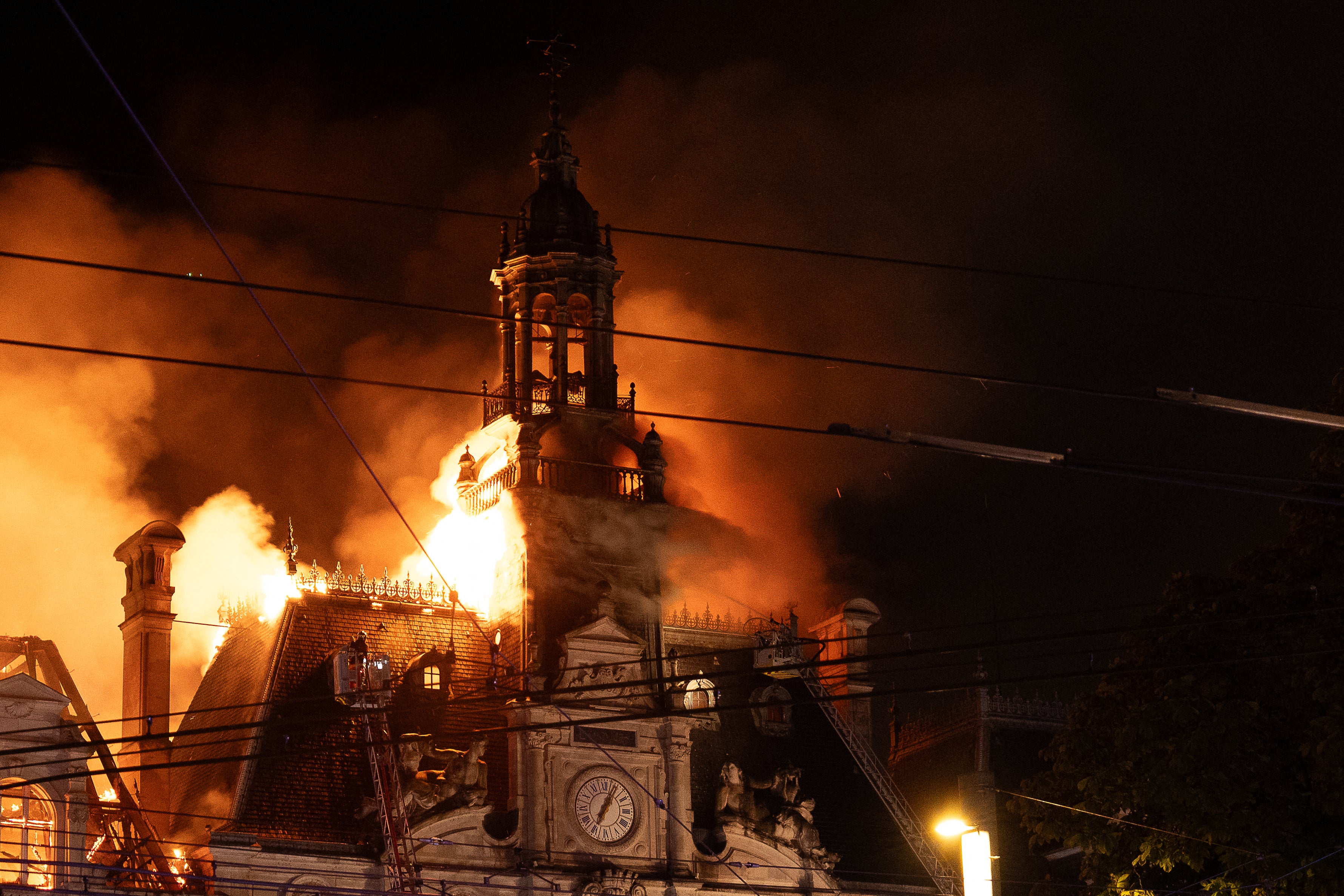 Vista de cerca del incendio en el campanario del Ayuntamiento de Limoges, durante las manifestaciones del 17 de octubre