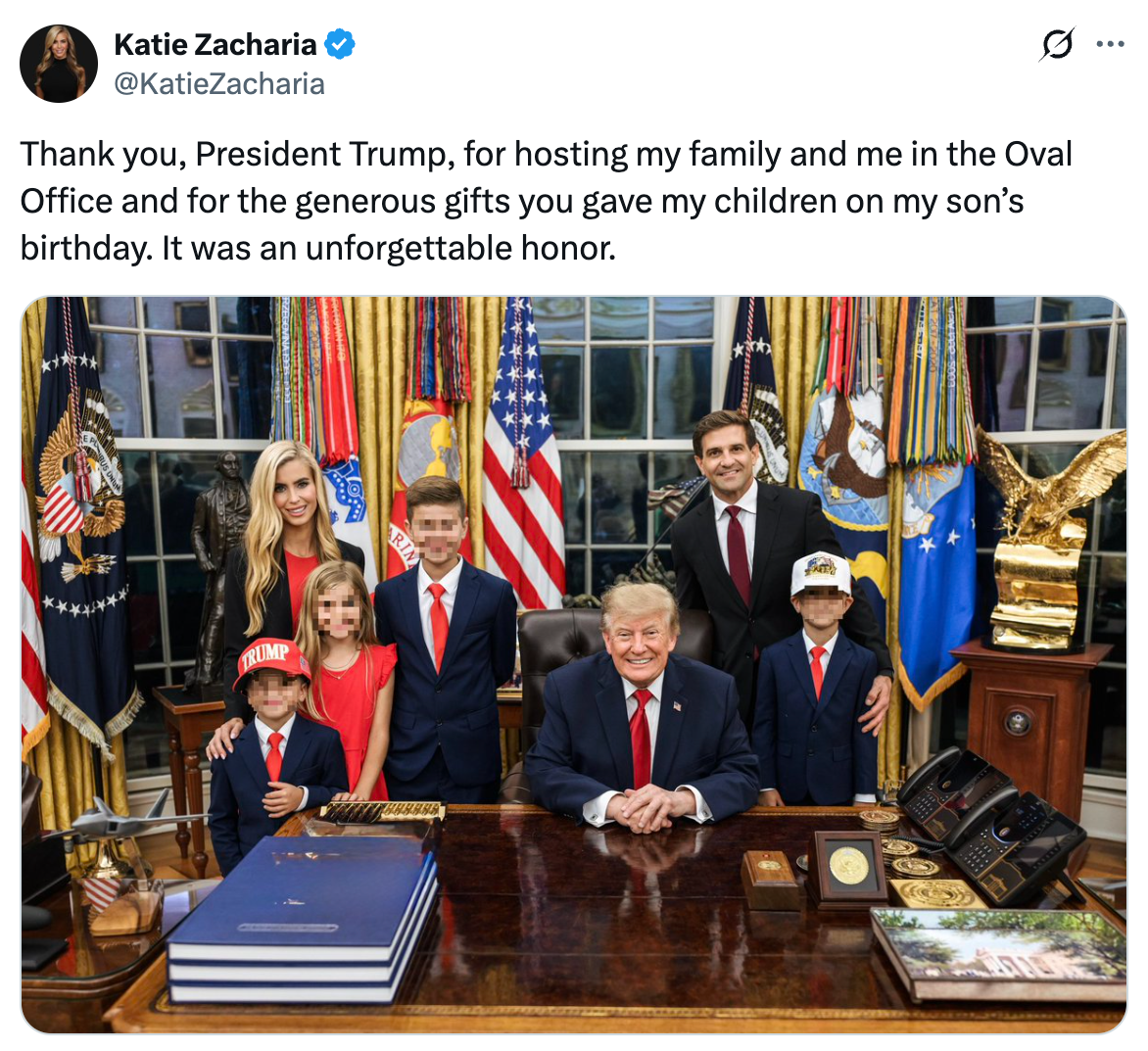 En su segunda publicación, Trump aparece en una postura idéntica, pero el mapa que había sobre la pila de libros azules de su escritorio ha desaparecido