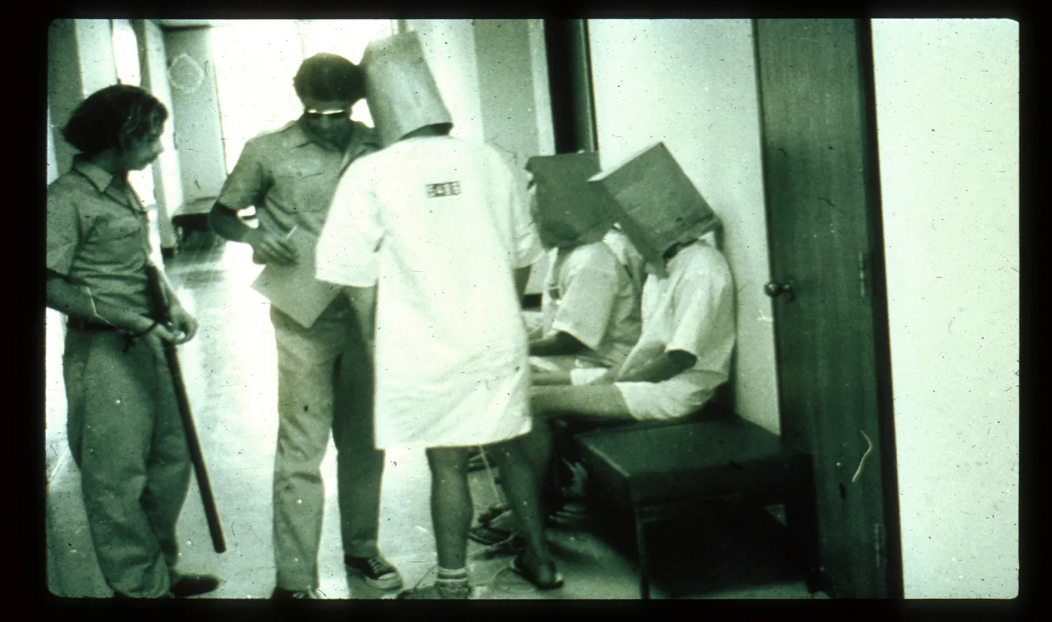 Los hombres que asumieron el papel de prisioneros fueron mantenidos desorientados mediante el uso de vendas en los ojos y bolsas sobre la cabeza