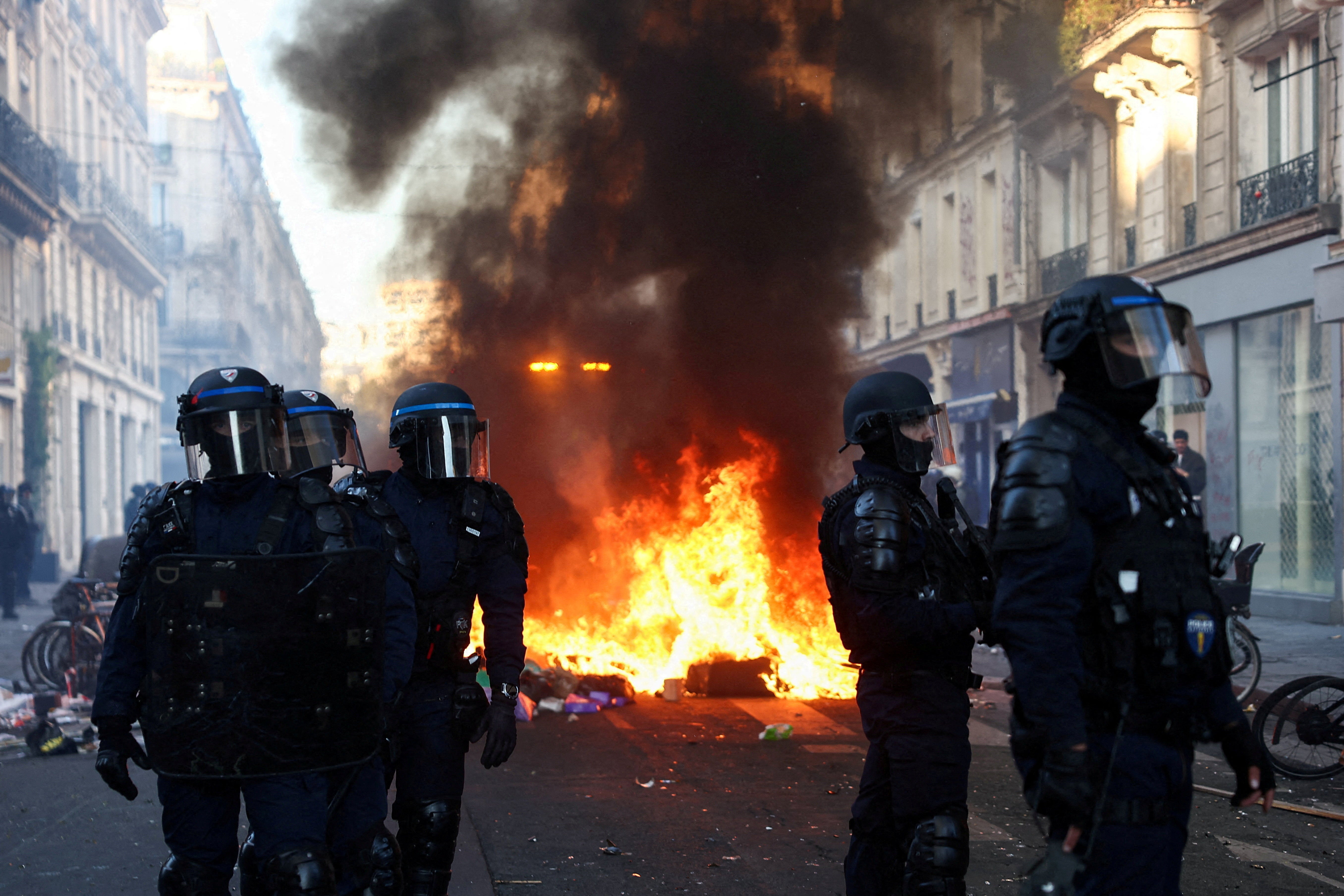 <p>El alcalde del Primer Sector de París pidió que se desplegara al ejército tras un fin de semana de disturbios, en el que el sábado se movilizó a la policía antidisturbios</p>