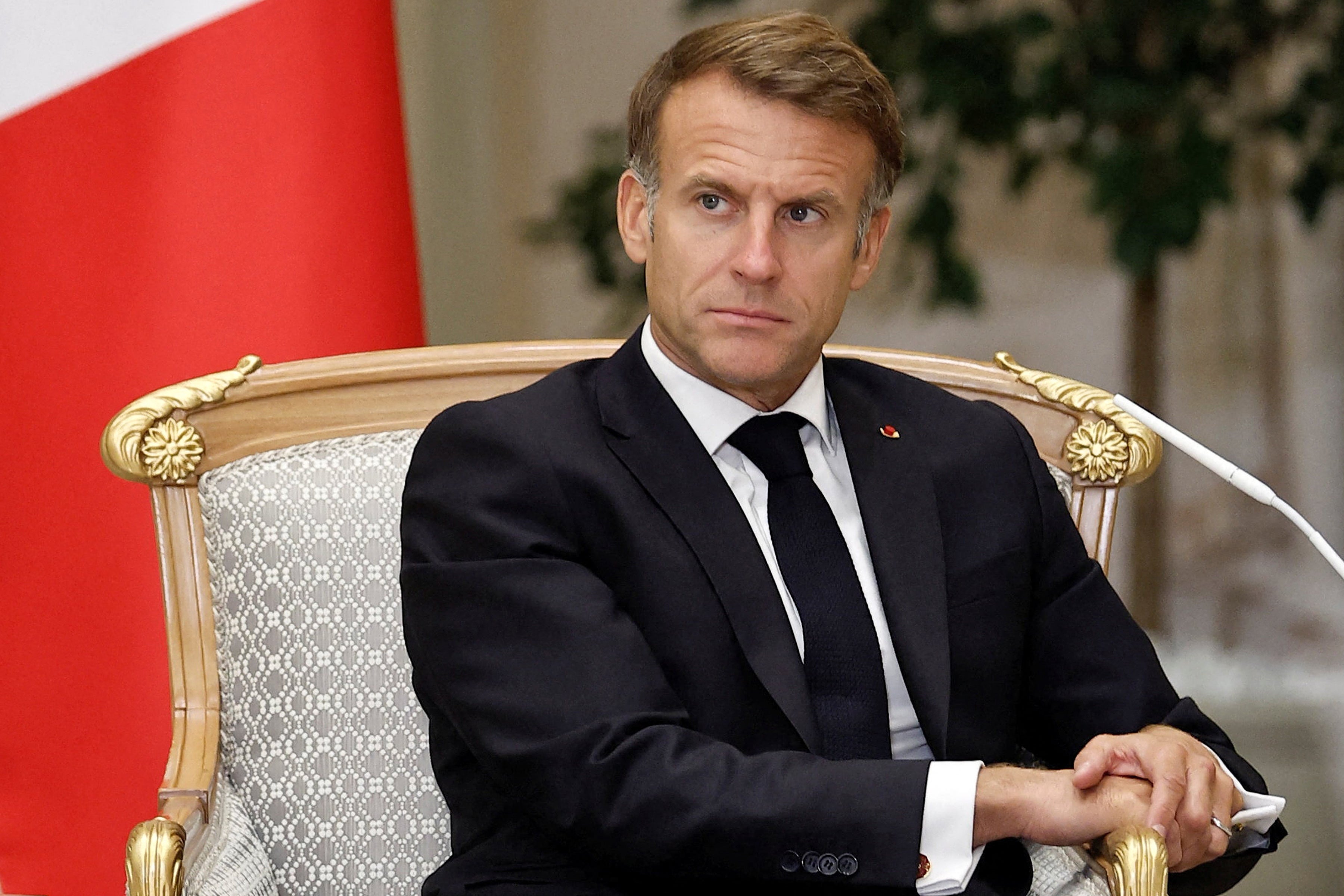El presidente francés, Emmanuel Macron, que se encontraba de visita en Abu Dabi, Emiratos Árabes Unidos, el lunes, ha sido criticado por no haber abordado la crisis