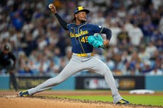 El bullpen de Milwaukee hace creer a los Cerveceros que pueden ganar su primera Serie Mundial