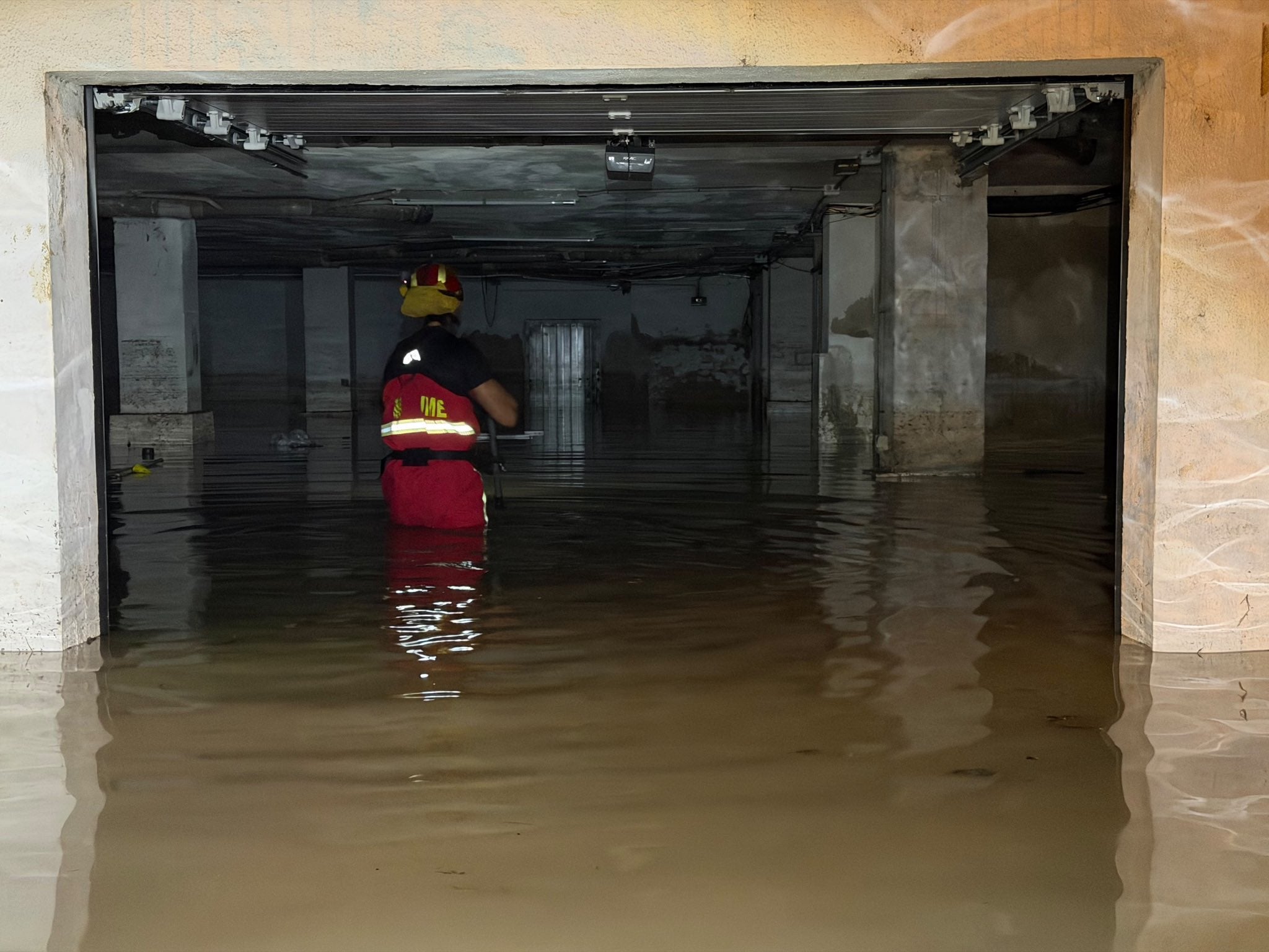 Un estacionamiento entero quedó inundado durante las fuertes lluvias en Ibiza