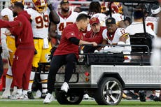 Terry McLaurin sale en carrito tras una lesión de rodilla ante los 49ers