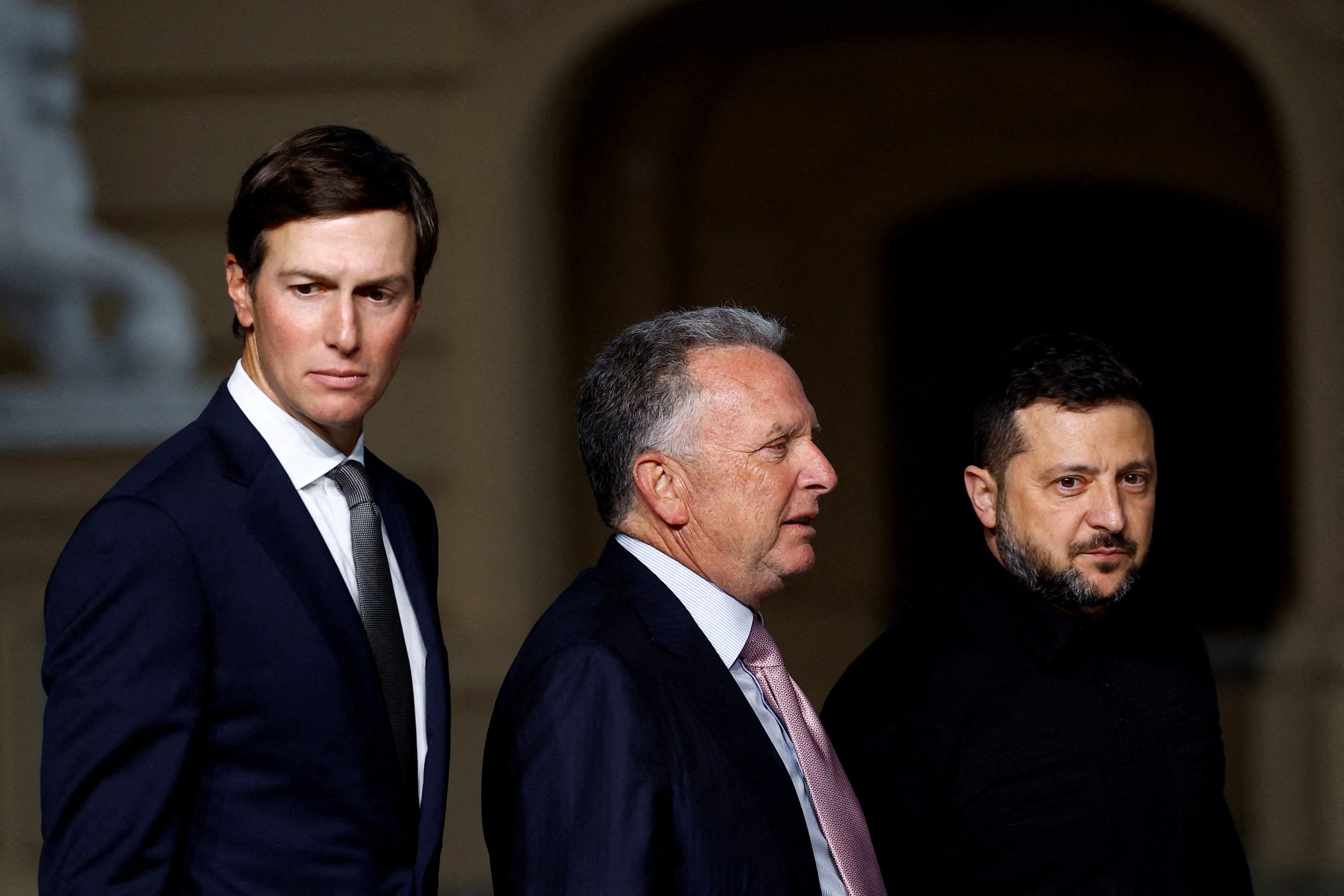 El presidente de Ucrania, Volodímir Zelenski, junto al enviado especial de Estados Unidos, Steve Witkoff, y Jared Kushner, tras una conferencia de prensa conjunta en septiembre