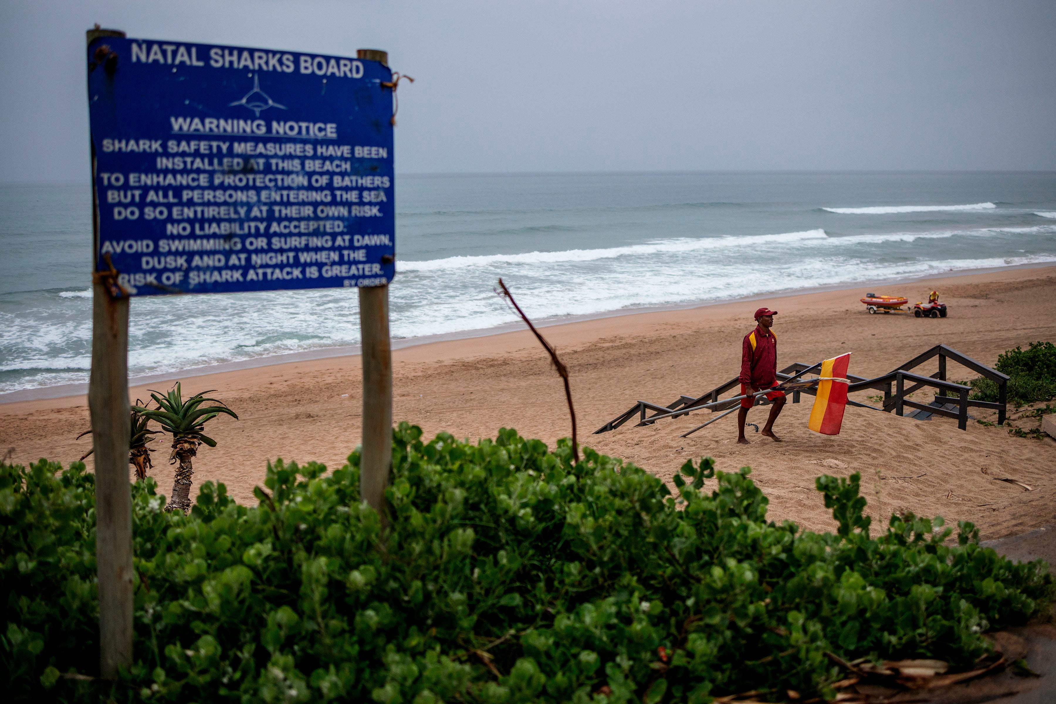 En muchas playas de Sudáfrica, se advierte a los visitantes sobre la presencia de tiburones