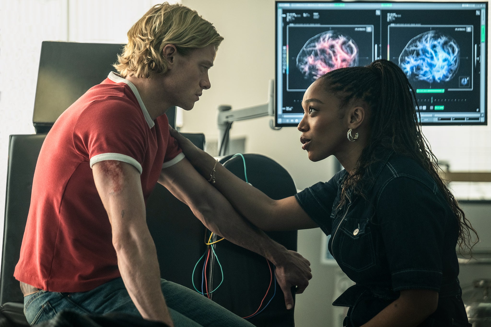 Tom Rhys Harries y Naomi Ackie in ‘Clayface’