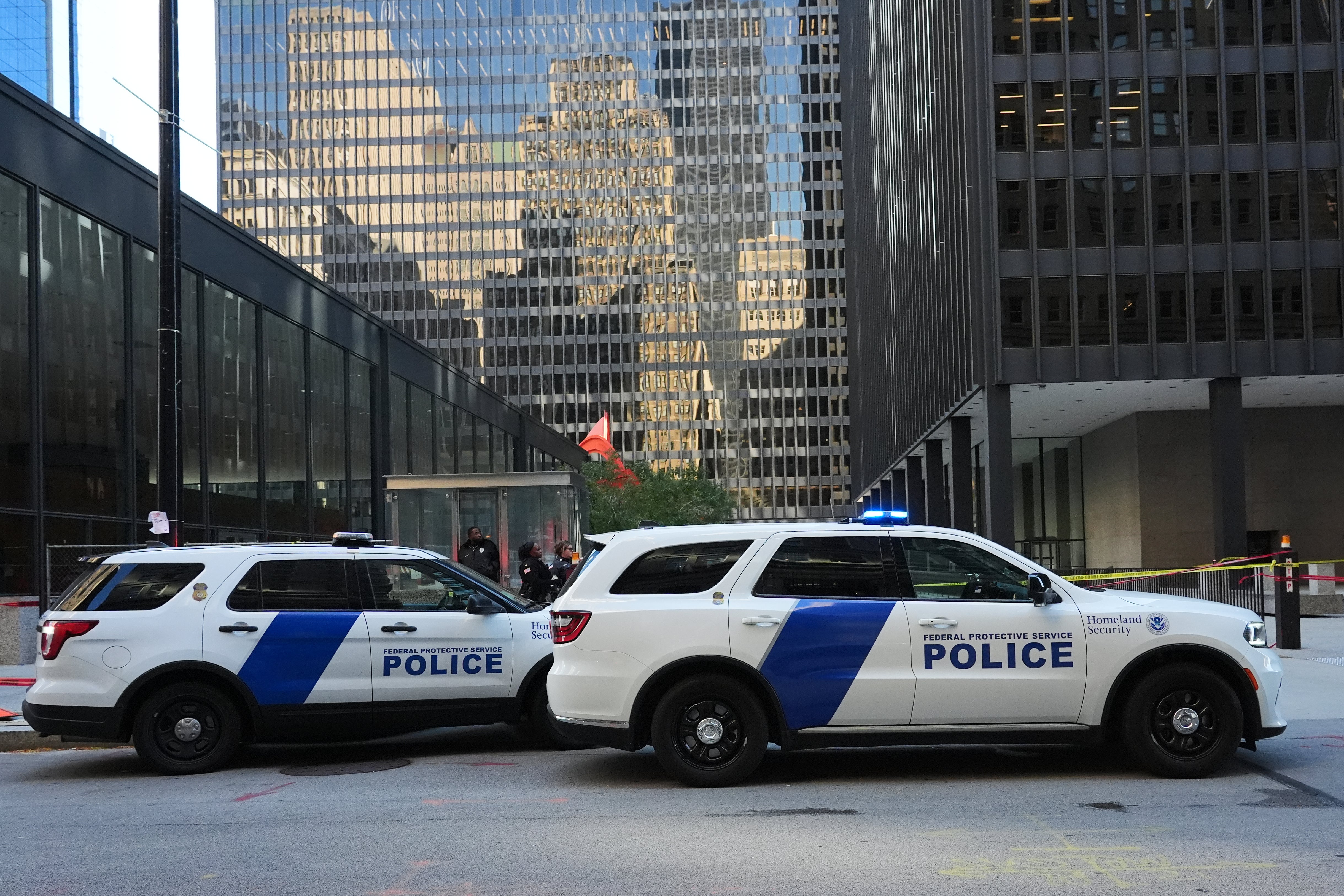 La policía de Chicago detiene a un hombre tras disparos fuera de edificio federal; no hay heridos
