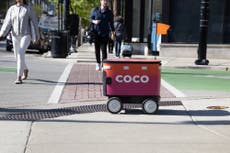 Demanda denuncia que robots de reparto de comida escanean rostros y comparten datos biométricos