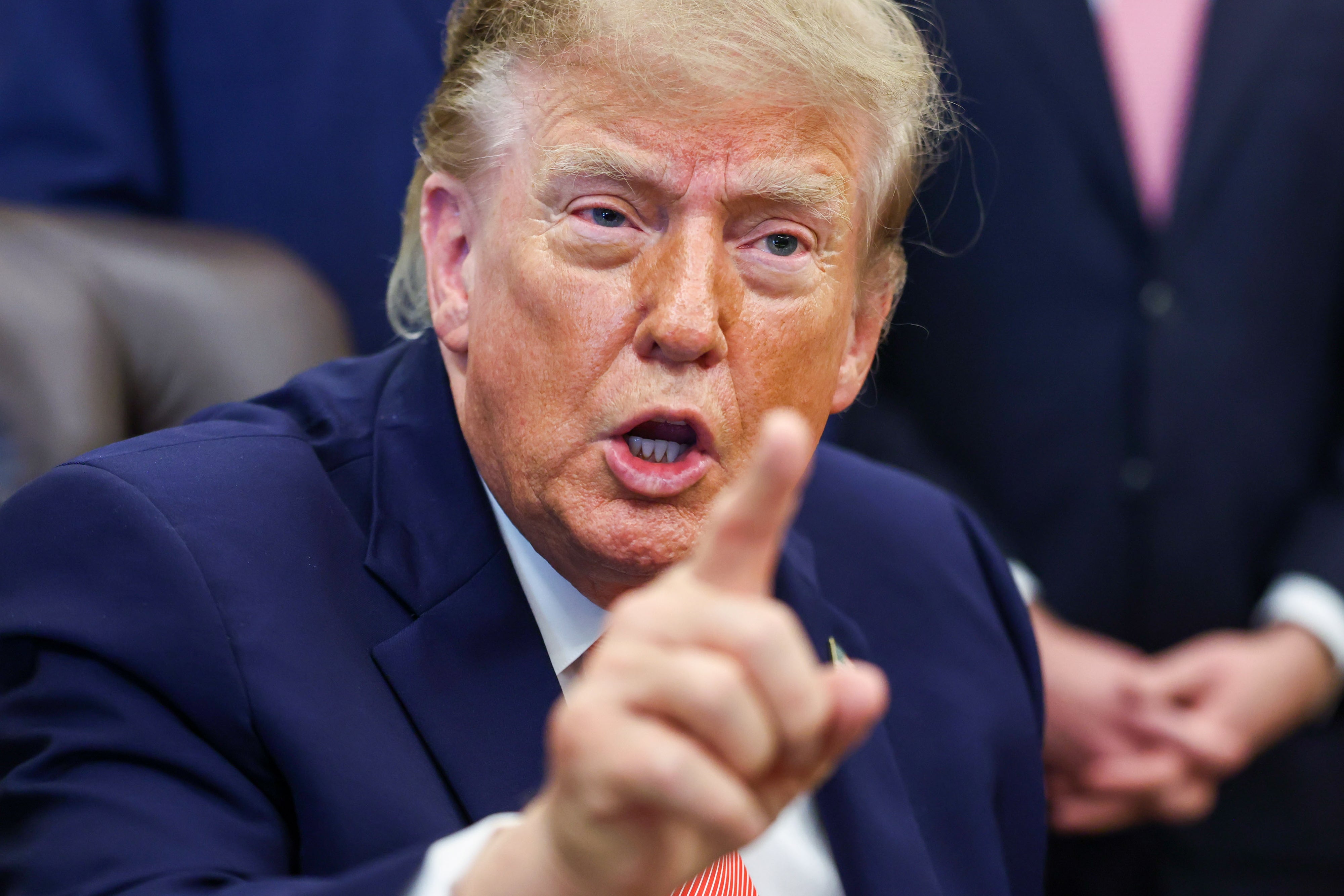 Le preguntaron a Trump sobre su plan de pagar a la gente para que delate el fraude gubernamental, y luego se centró en mí durante el resto del evento. Trump me llamó “persona enferma” y cuestionó quién era yo; luego, su equipo llevó las cosas a otro nivel