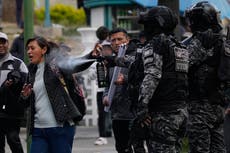 Policía boliviana dispersa con gases irritantes a maestros tras marcha antigubernamental