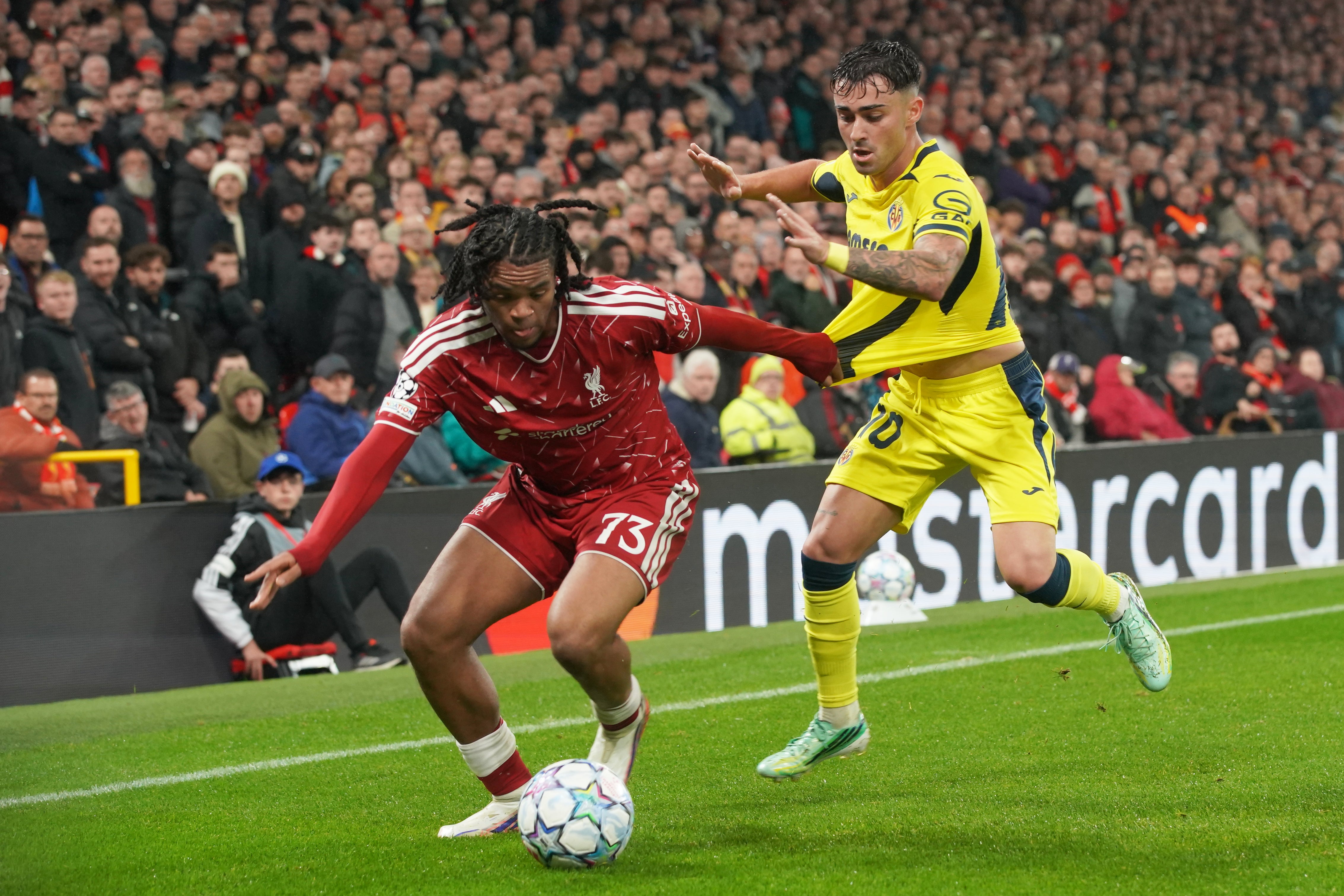 El adolescente despiadado Ngumoha inspira la remontada del Liverpool en la Champions