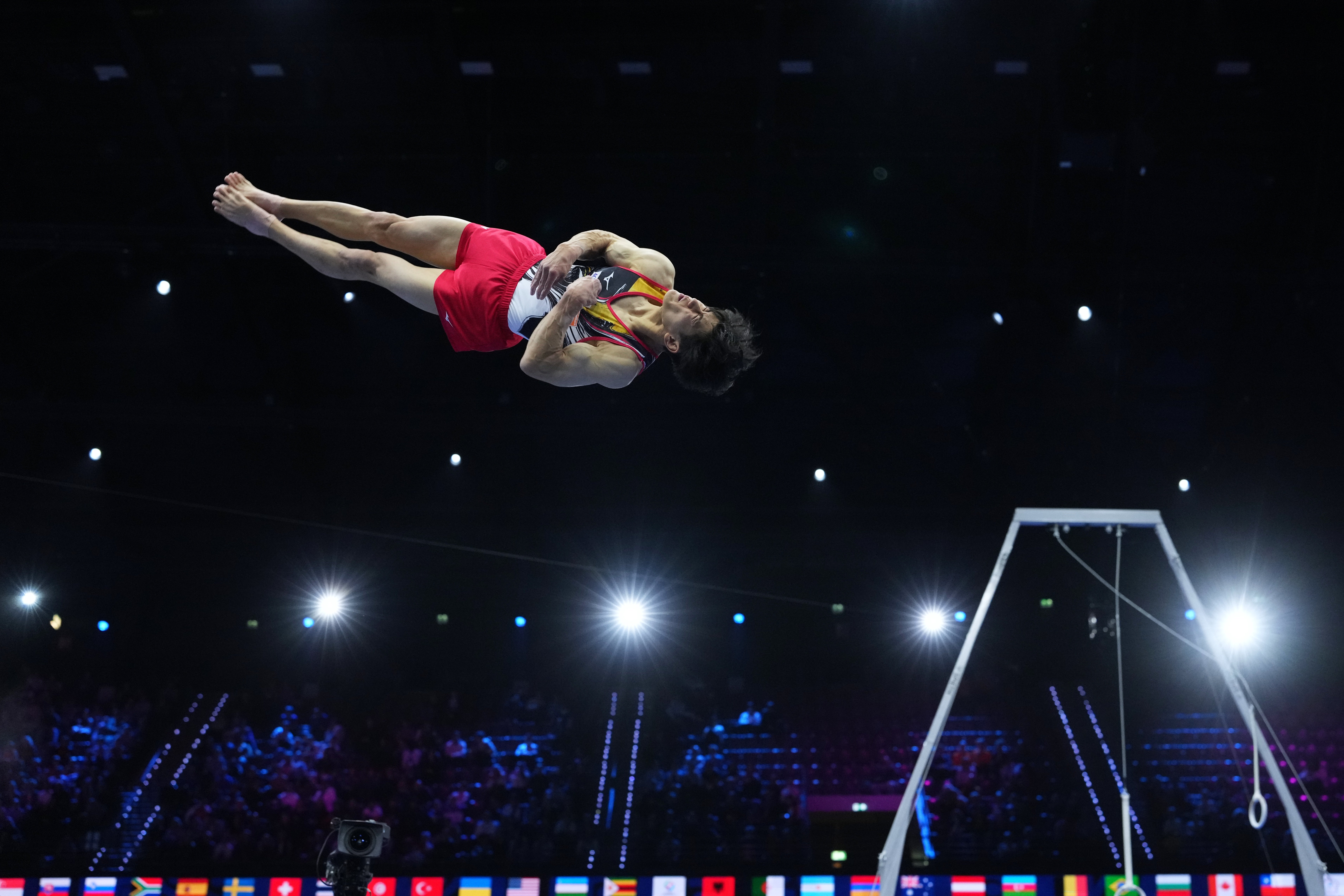 Japón se recupera para ganar el oro en la final por equipos masculinos del Mundial de gimnasia