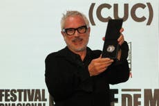 Alfonso Cuarón recibe primer reconocimiento de su alma mater la UNAM