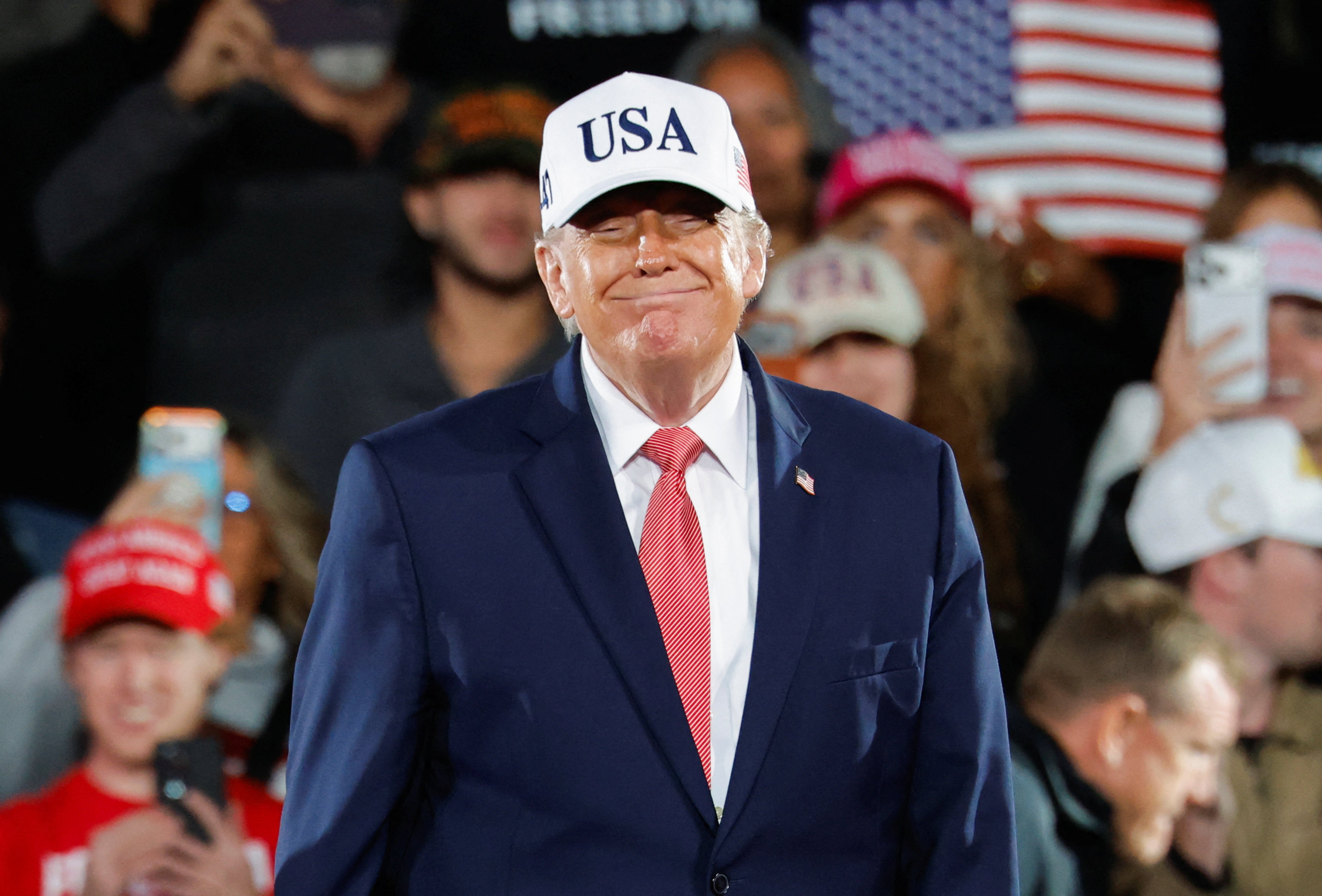 El presidente Donald Trump elogió en varias ocasiones los atributos físicos del senador de Ohio Jon Husted, incluidos sus glúteos, durante actos de campaña para las elecciones de medio término