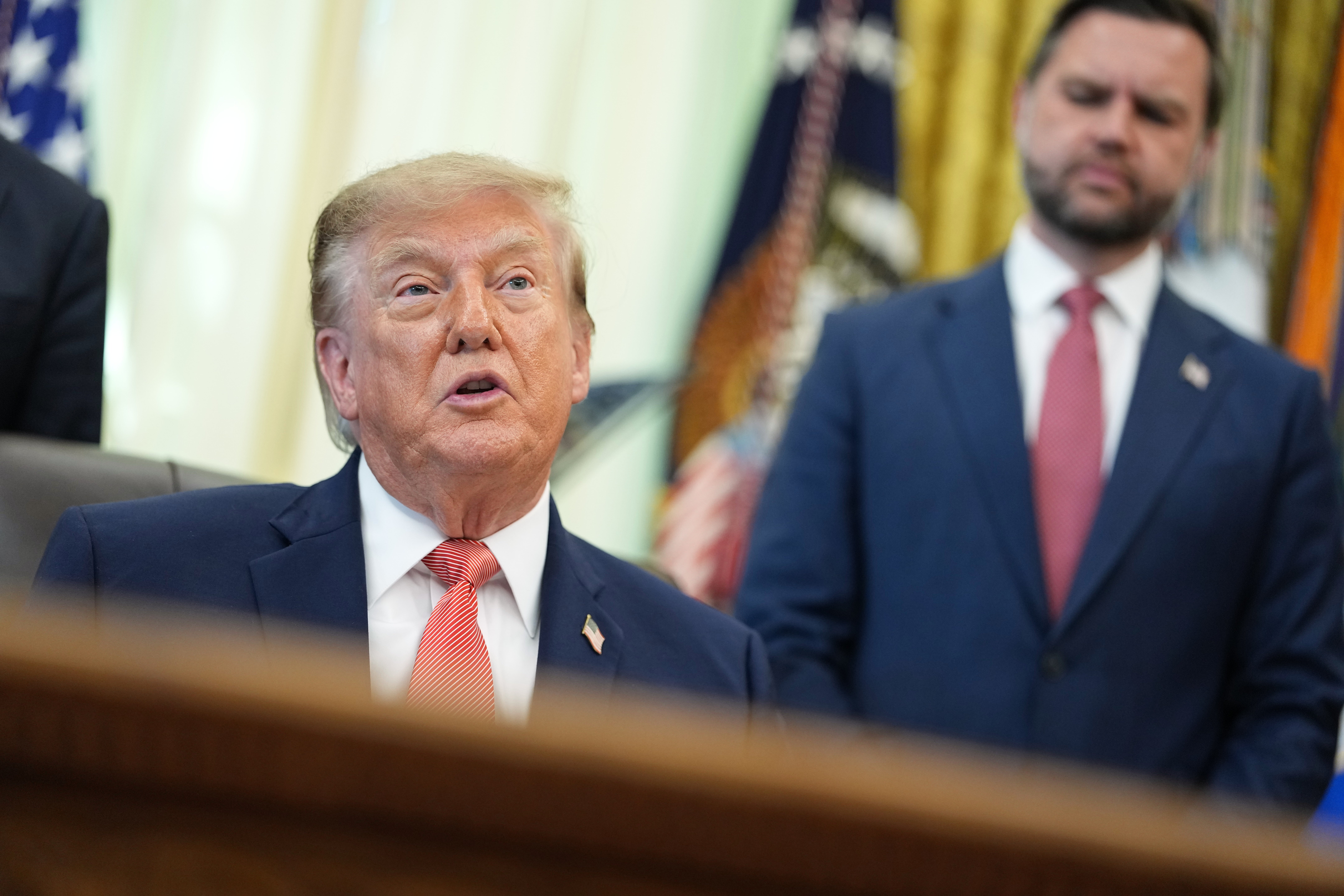 Trump y Vance dan discursos distintos sobre la economía: la "edad de oro" frente a "en proceso"