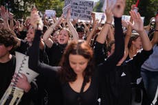Miles de estudiantes y maestros marchan por Atenas para protestar por el alto costo de vida