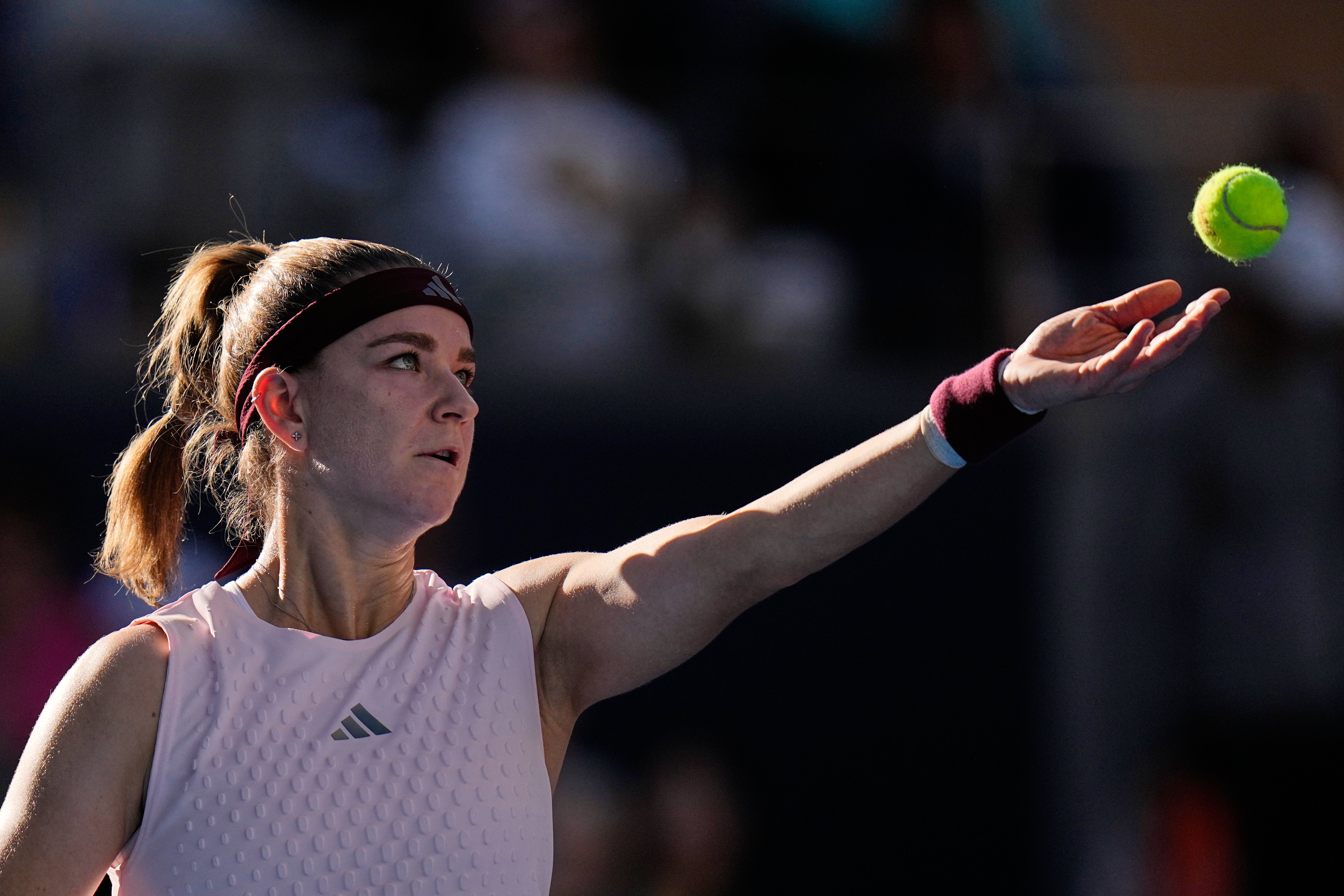 Muchova asegura último boleto a las Finales WTA tras retiro de Kostyuk en Ningbo