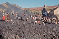 El rey Carlos de Reino Unido encabeza homenaje a sobrevivientes, a 60 años de la tragedia de Aberfan