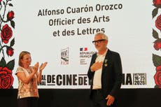 Cuarón admite deuda con la cultura francesa al recibir medalla de la Orden de las Artes y las Letras