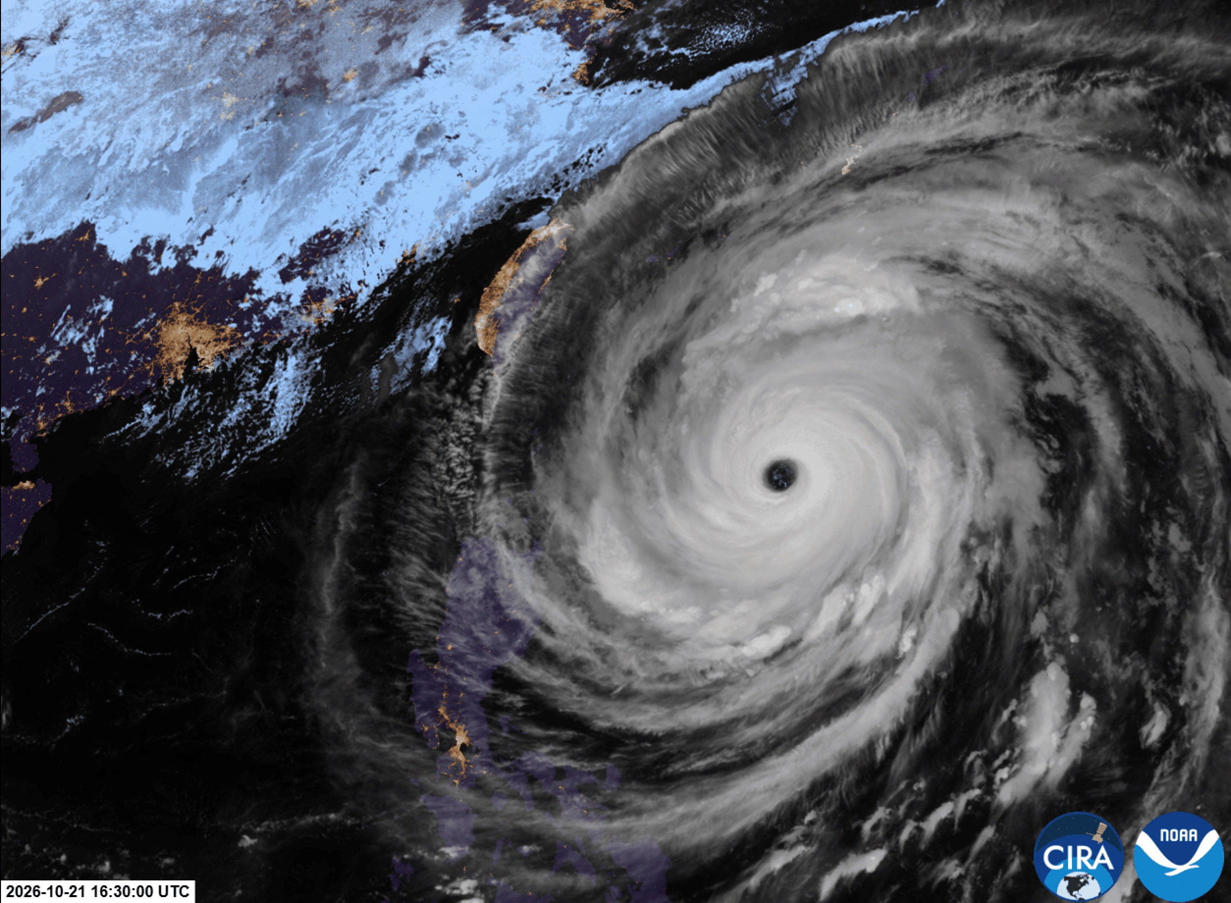 El ojo del tifón Champi se arremolina sobre el mar de Filipinas