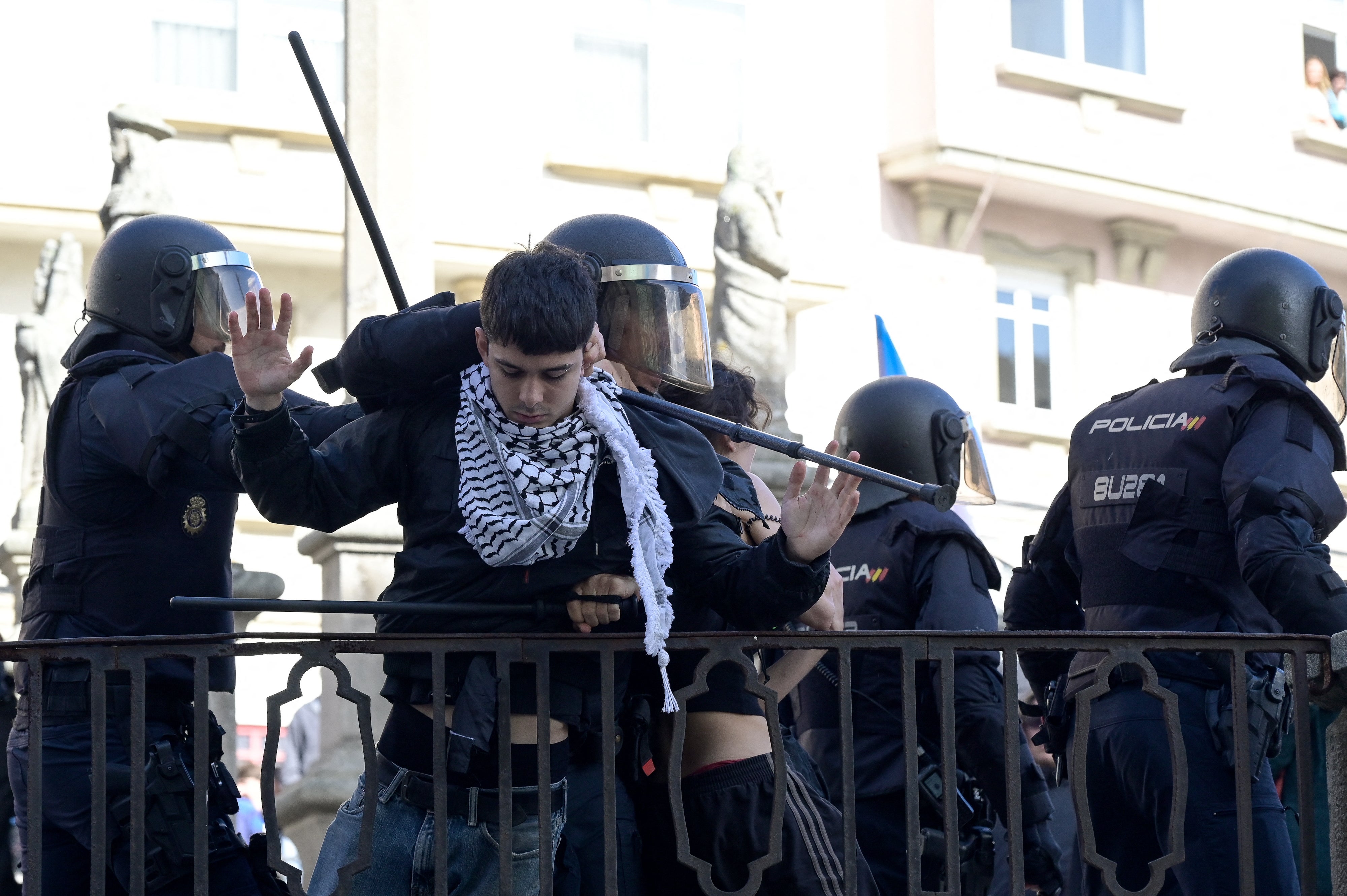 Las fuerzas policiales se enfrentan a los manifestantes que participan en una manifestación contra la extrema derecha en A Coruña