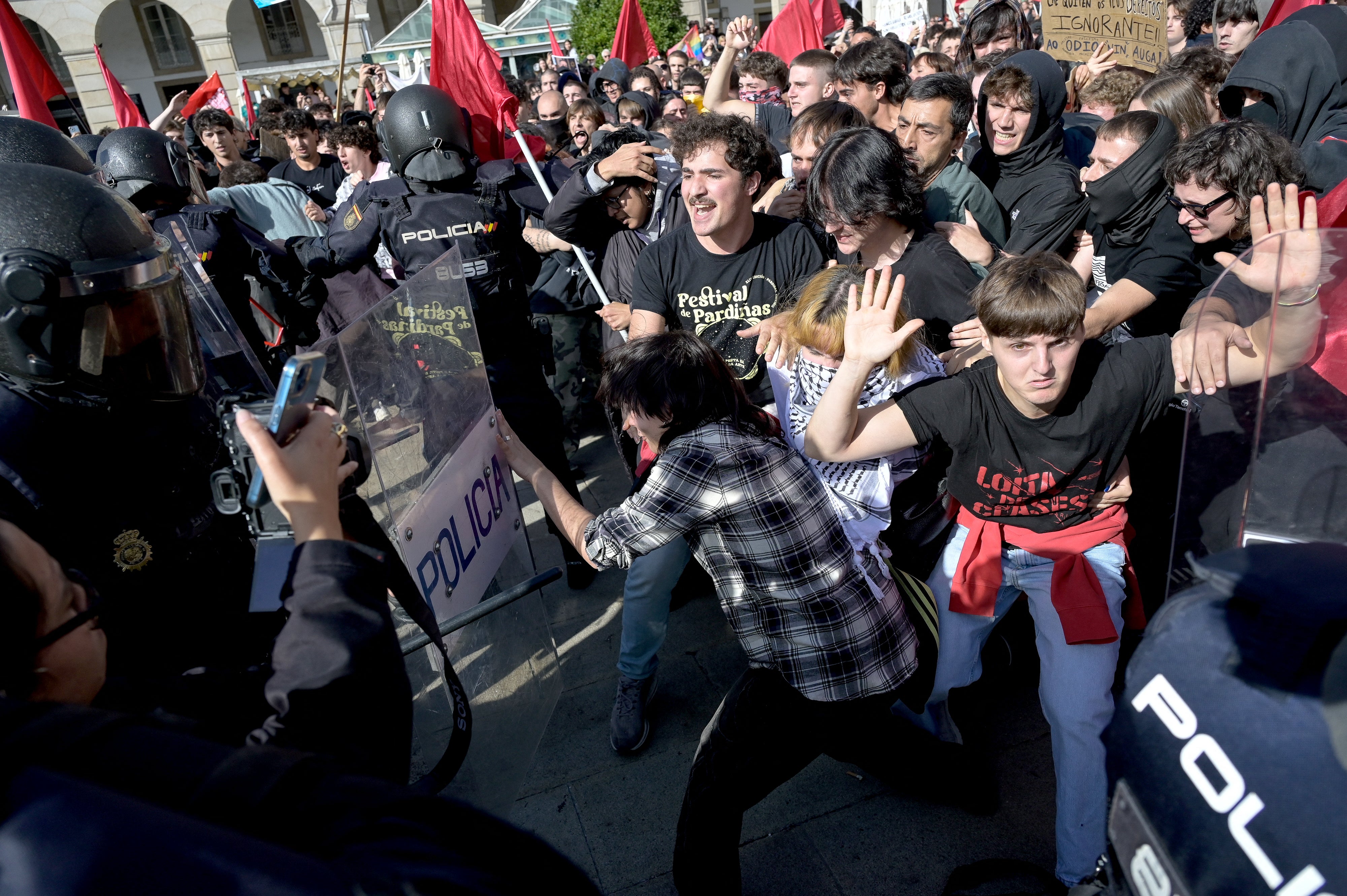 Enfrentamientos entre la policía antidisturbios y los manifestantes que se oponían a la visita del político Santiago Abascal