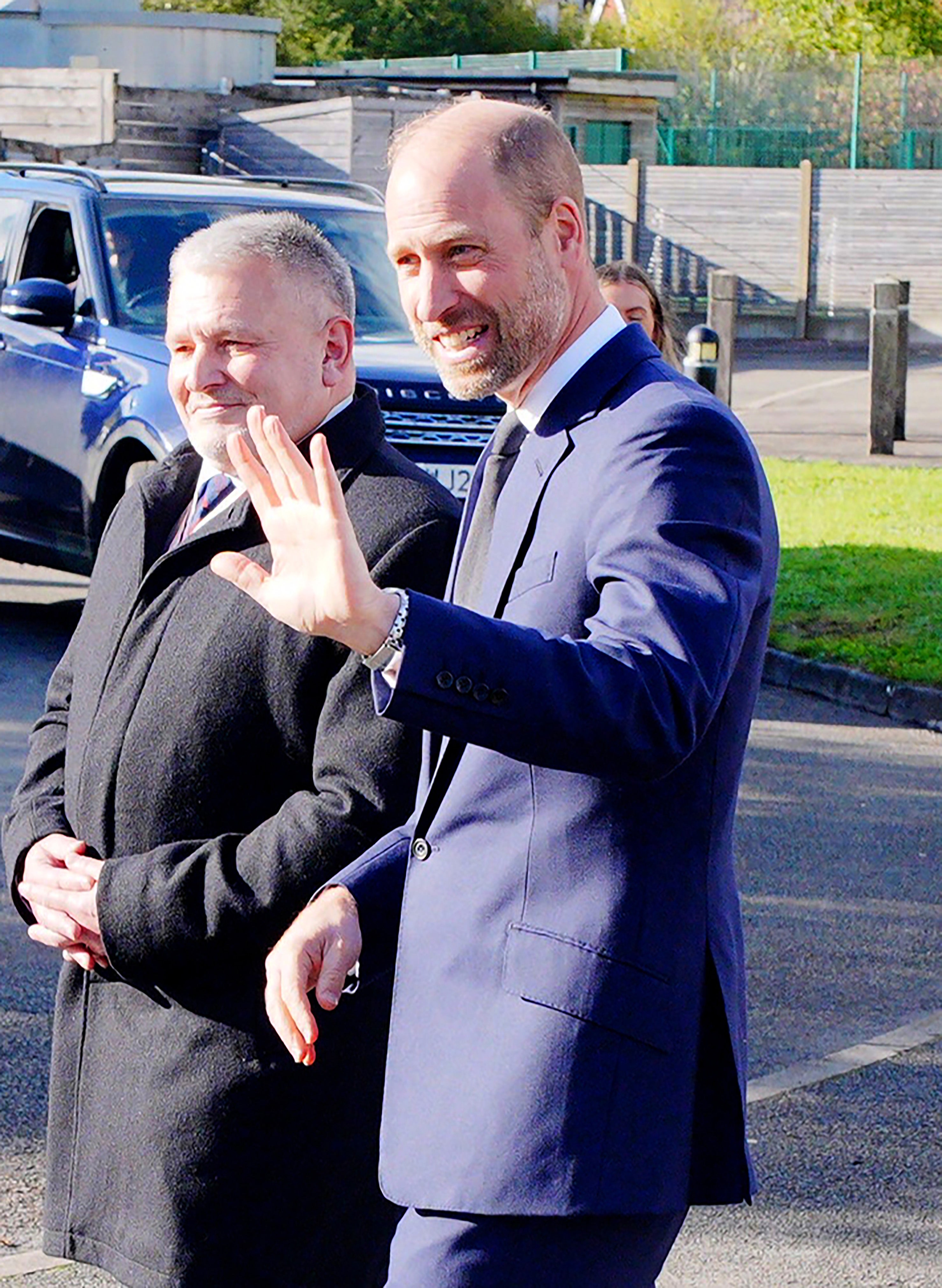 El príncipe William visitó una escuela primaria galesa con motivo del aniversario de una catástrofe ocurrida en el pueblo de Aberfan, Gales, Reino Unido