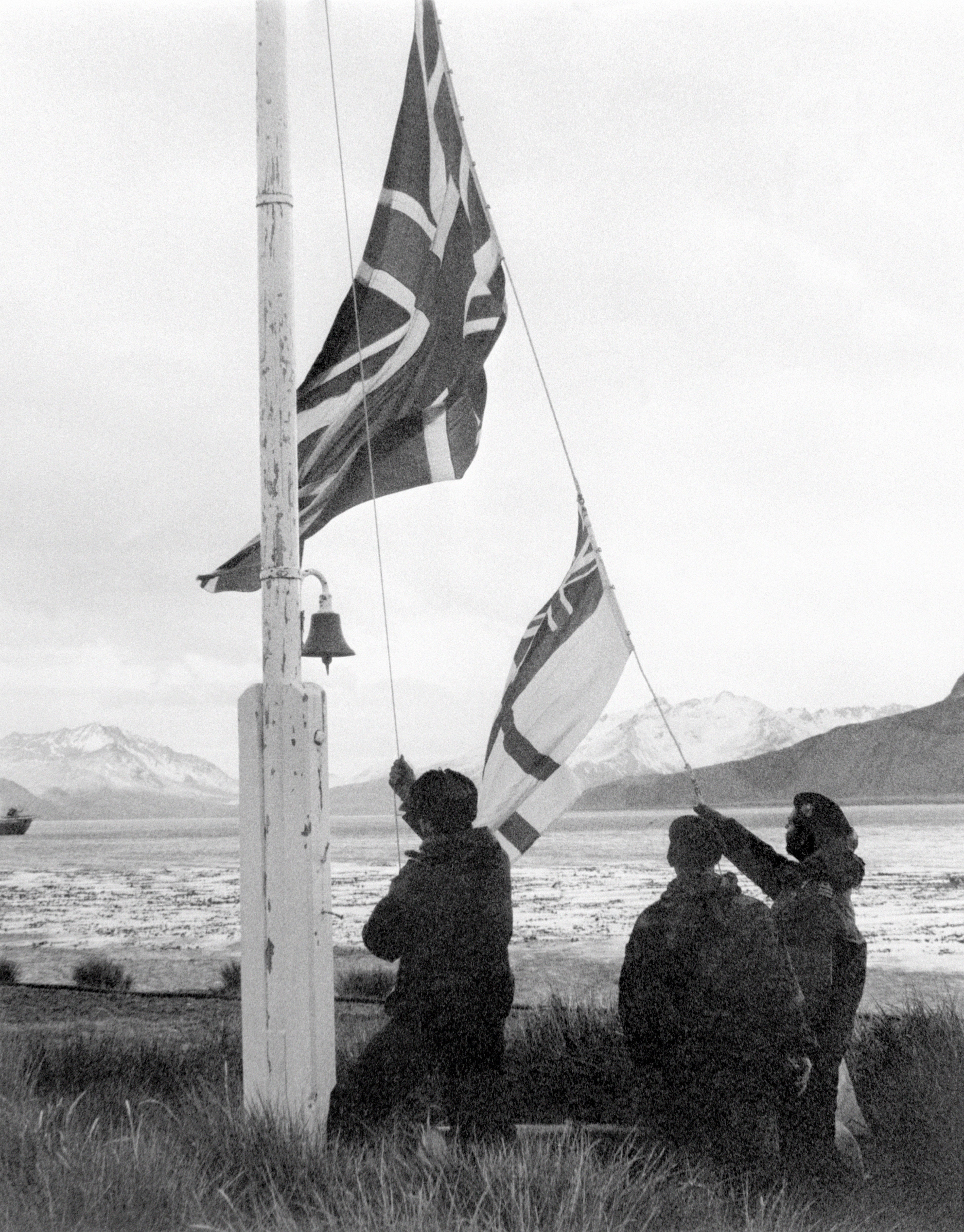 Una bandera de la Unión y una bandera blanca ondeando en Georgia del Sur tras la reconquista de la isla por parte de los británicos en mayo de 1982