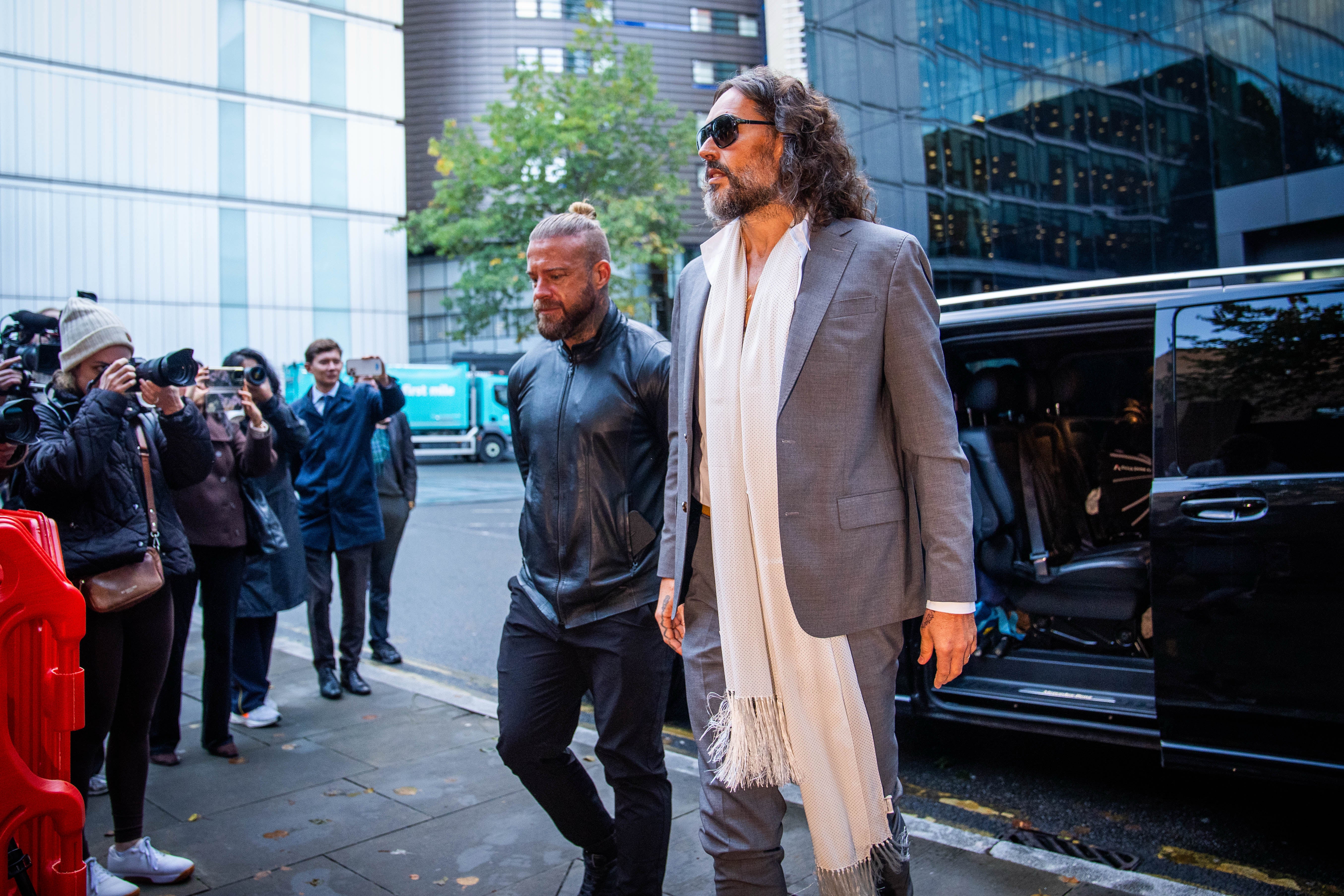 Russell Brand al llegar al Tribunal Penal de Southwark el jueves