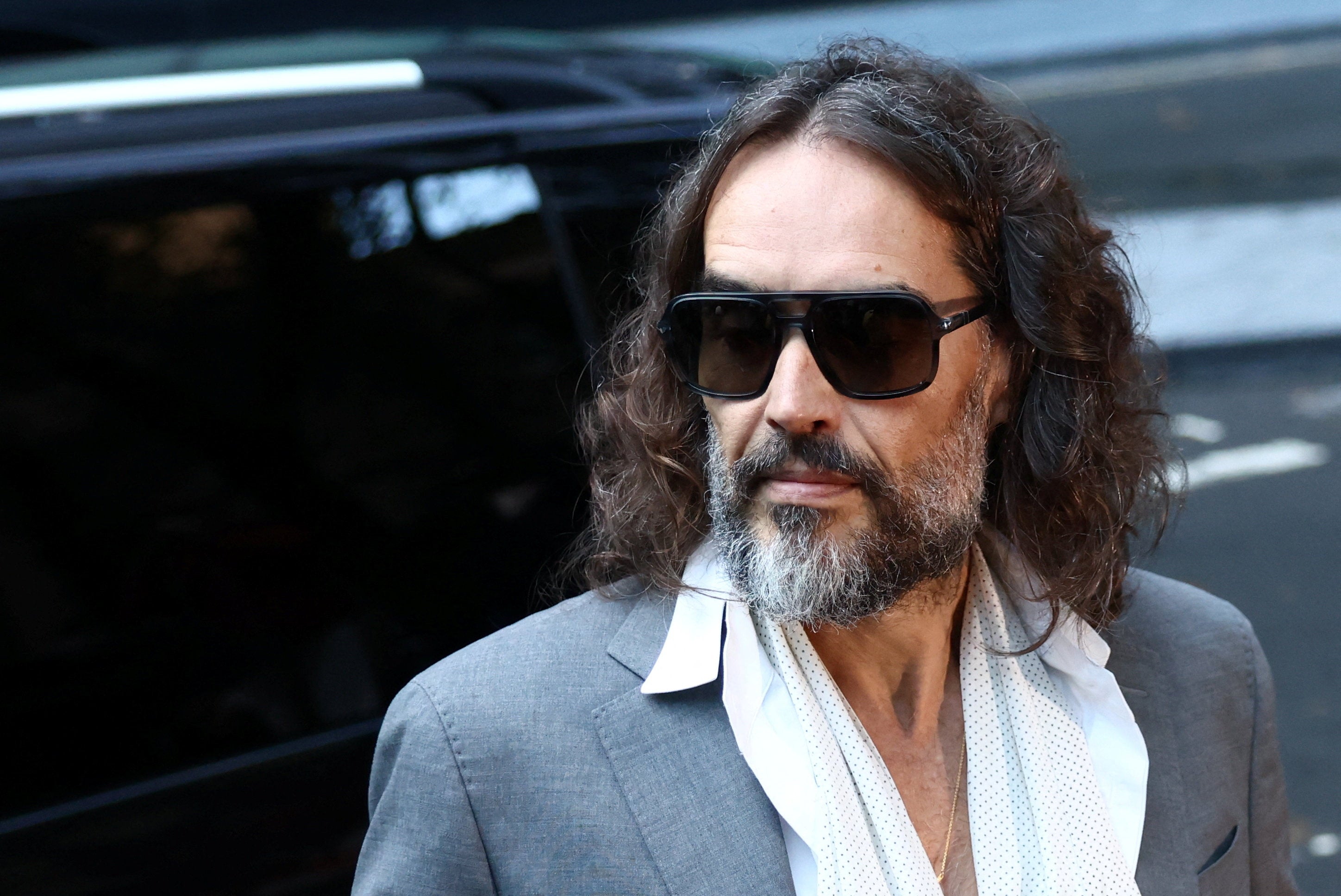Russell Brand retó a la mujer por sus sábanas tras la supuesta violación