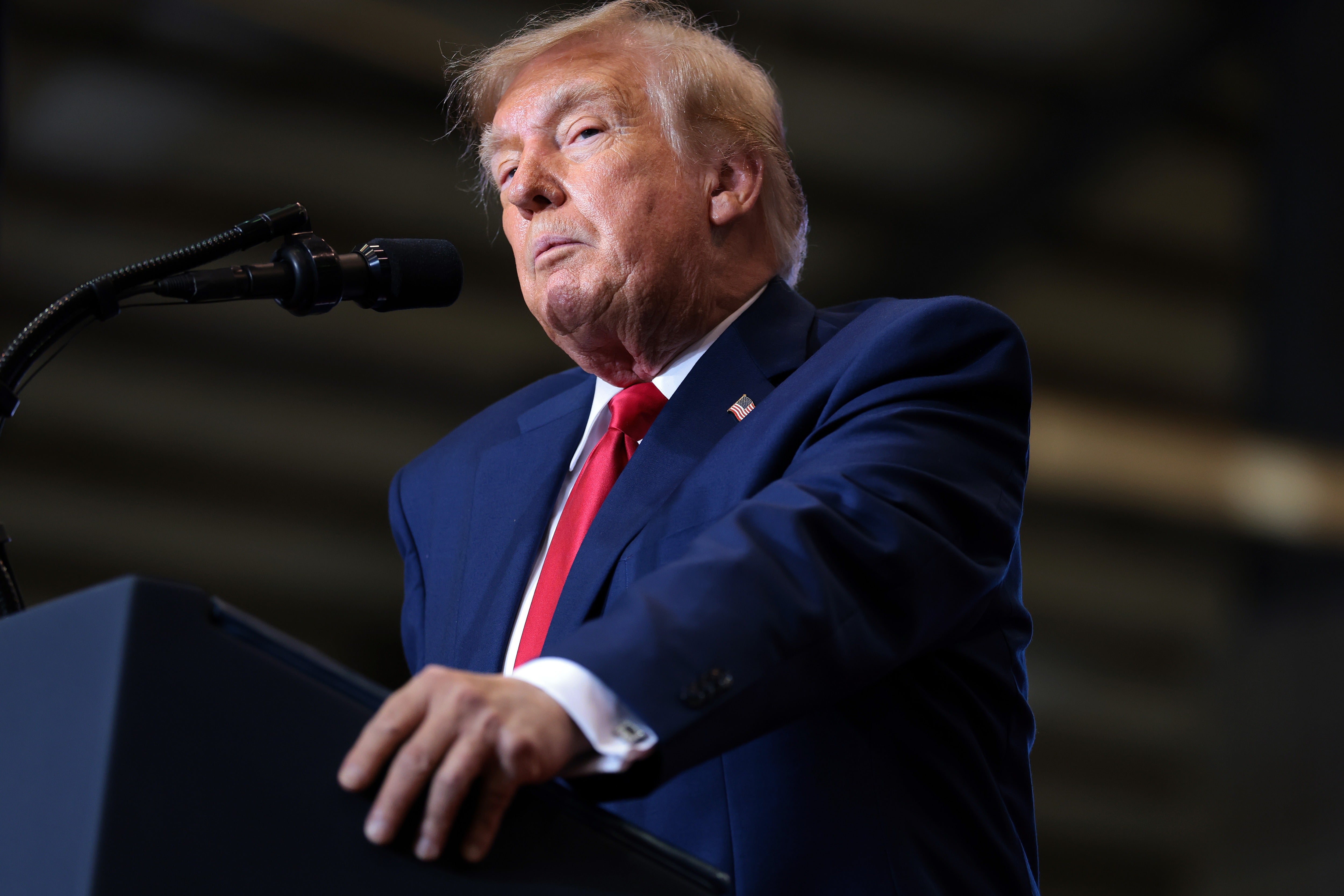 En un discurso pronunciado en la Universidad de Clemson, en Carolina del Sur, Trump confundió los nombres de dos premios que no ha ganado, se equivocó con las cifras de inversión y pareció tener dificultades para recordar el nombre del lago Ontario