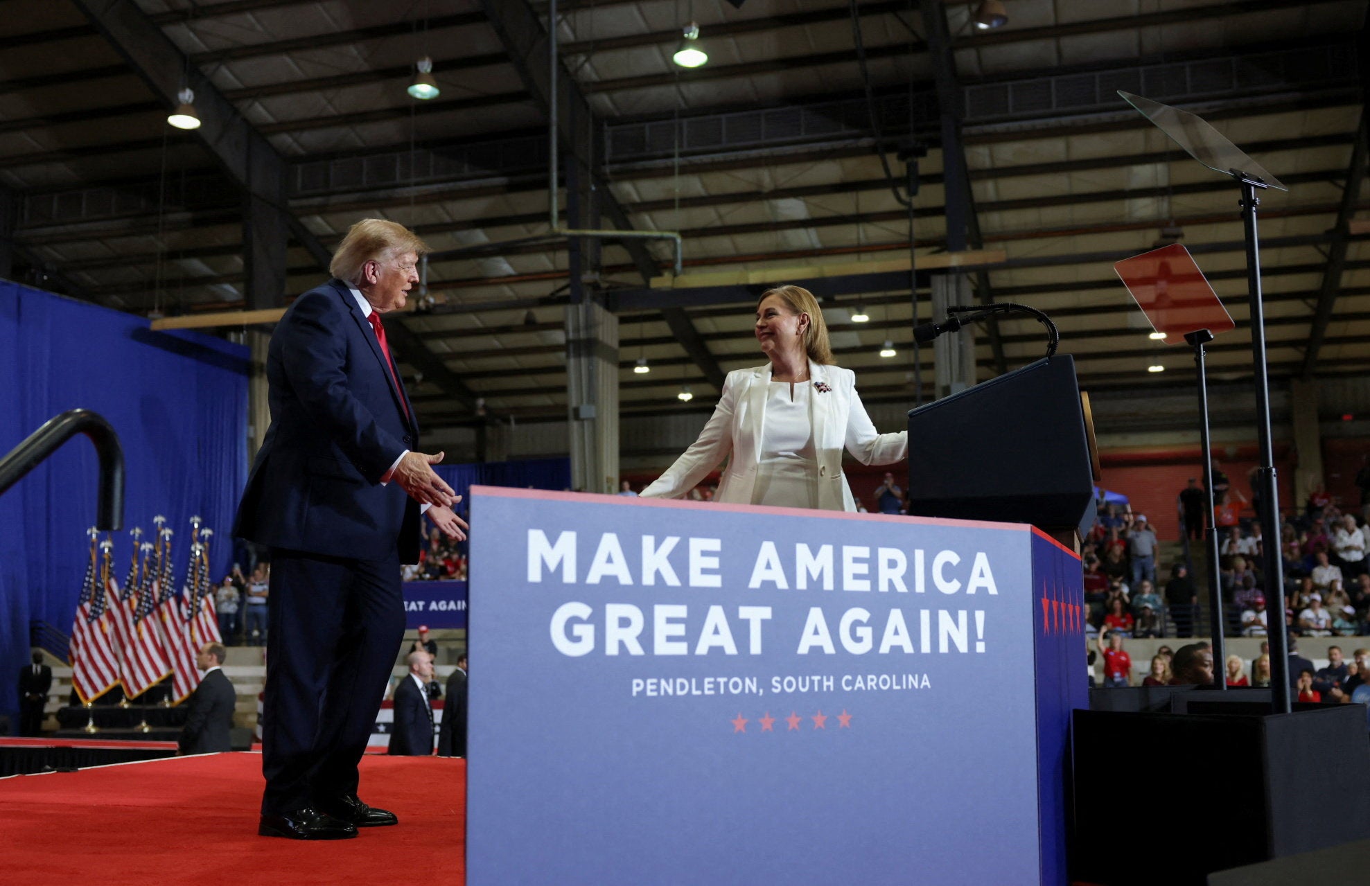 Trump comparte escenario con la candidata republicana al Senado Darline Graham durante un mitin previo a las elecciones de mitad de legislatura, celebrado en el T. Ed Garrison Arena de la Universidad de Clemson, en Pendleton, Carolina del Sur