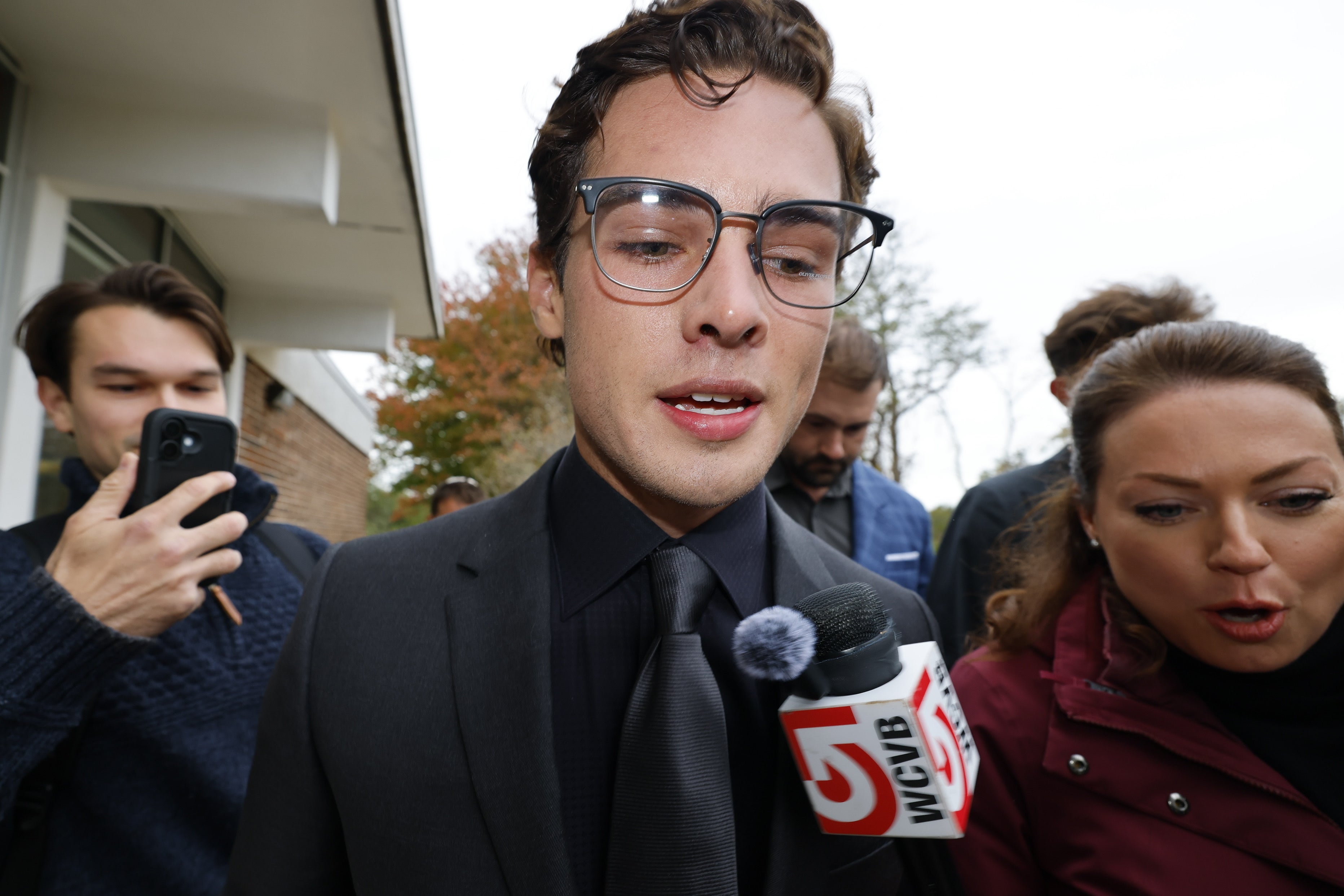Braden Peters se declaró inocente de los cargos de violación y otros delitos relacionados con una presunta agresión sexual contra una adolescente de 17 años en Massachusetts