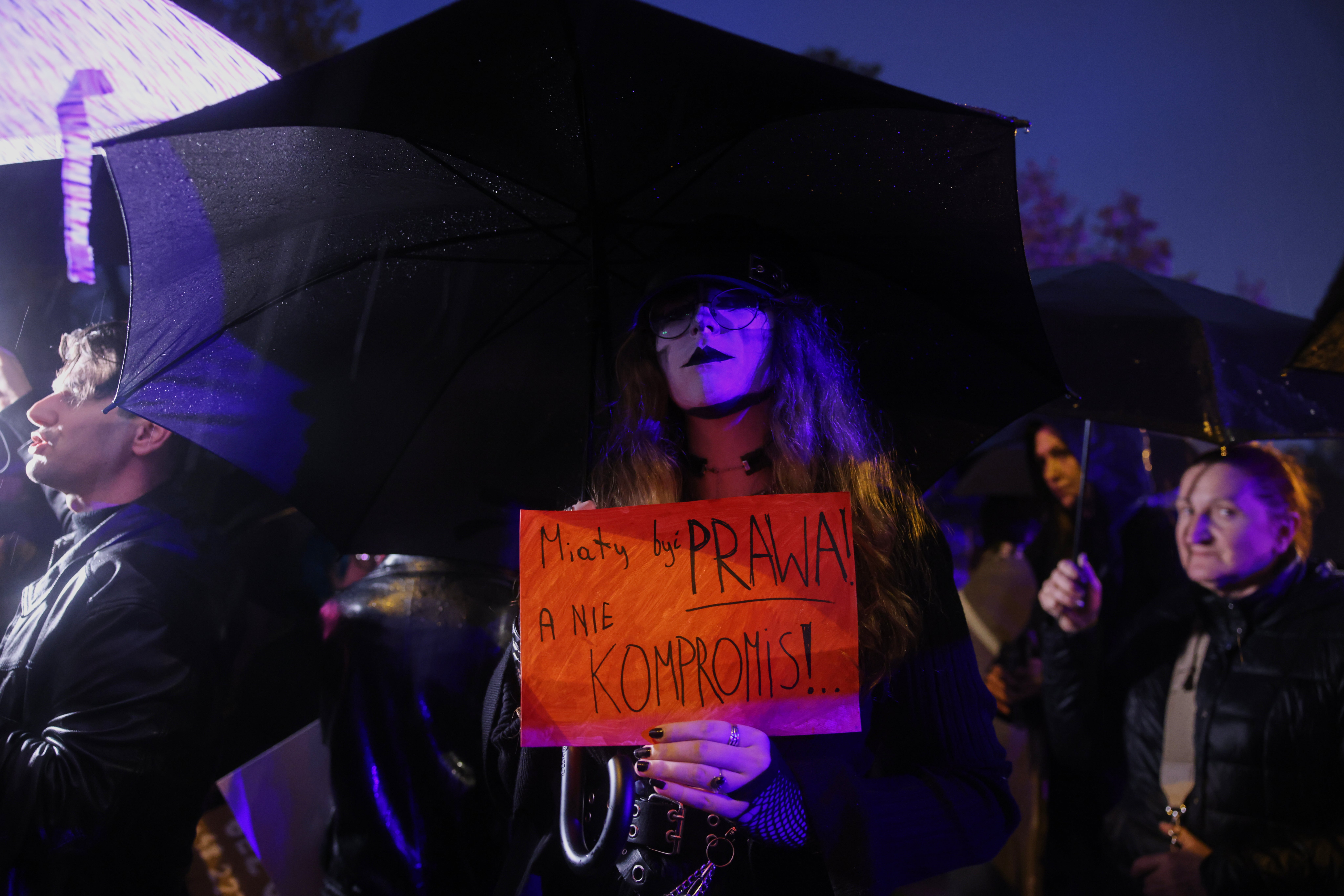 Mujeres marchan en Polonia a favor del aborto gratuito y legal