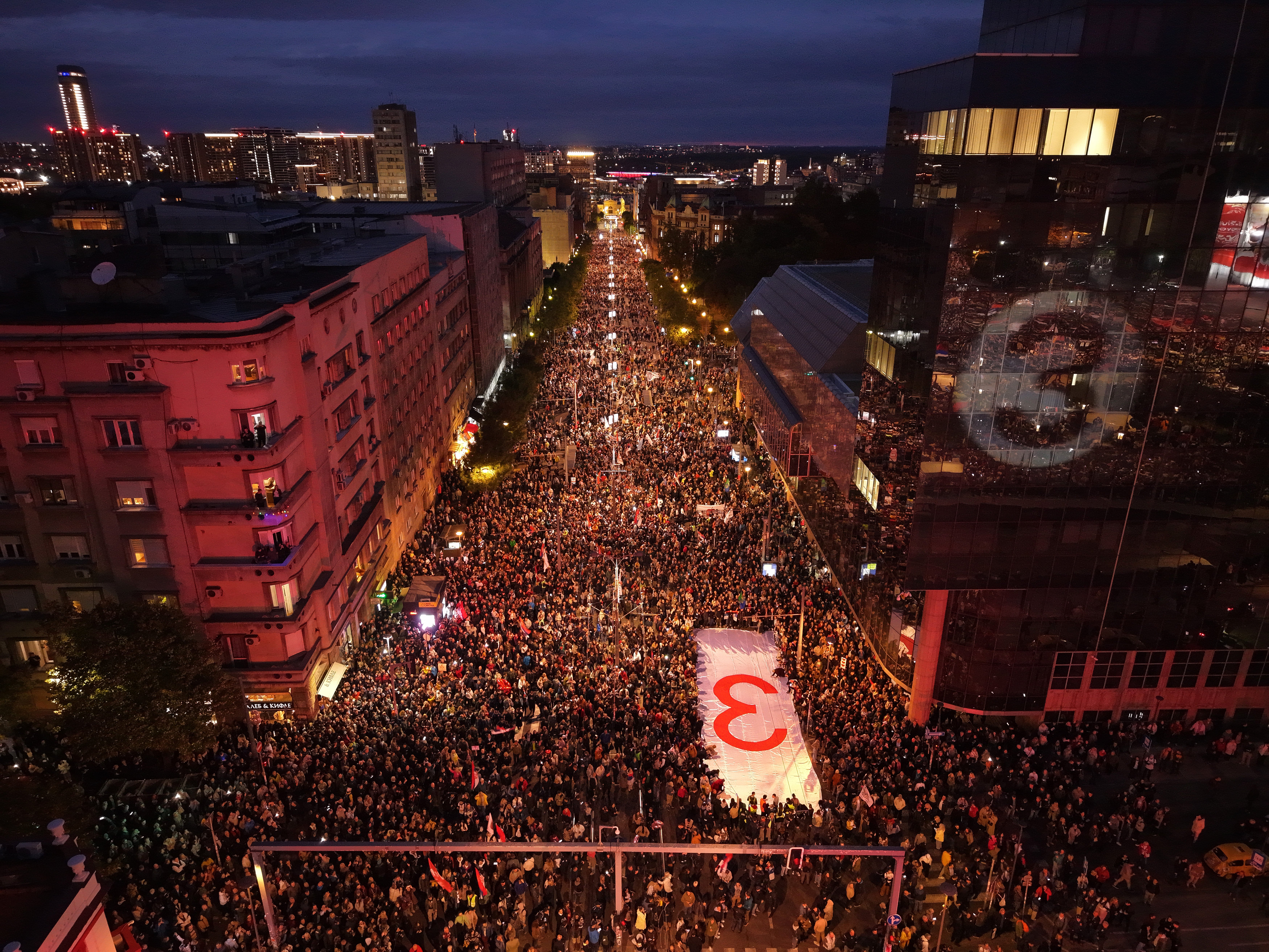 Multitudes se reúnen en mitin final de estudiantes antes de elecciones de Serbia