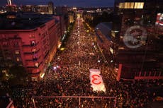 Multitudes se reúnen en mitin final de estudiantes antes de elecciones de Serbia