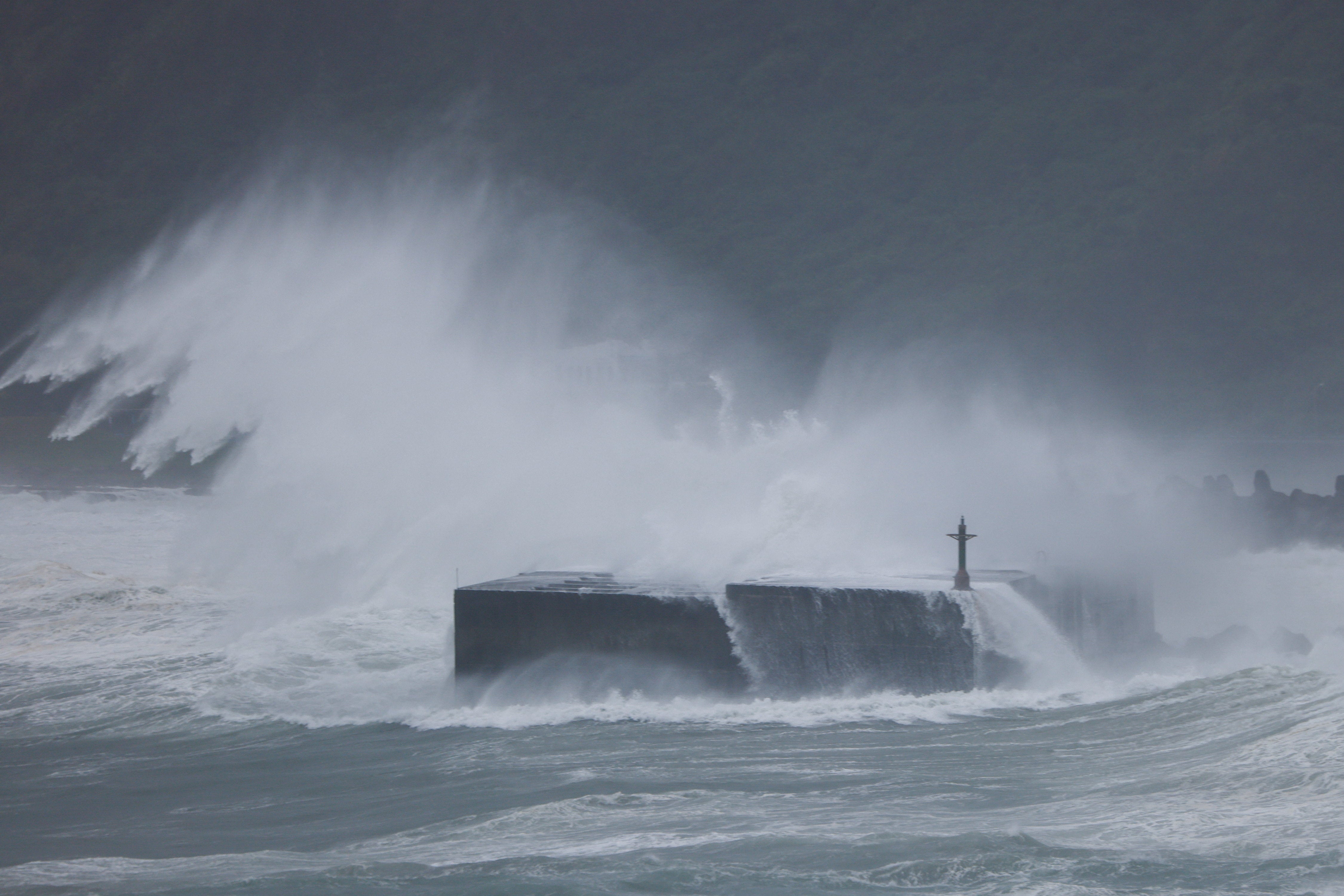 Las olas provocadas por el tifón Champi rompen contra un rompeolas en Keelung, Taiwán, el 23 de octubre de 2026