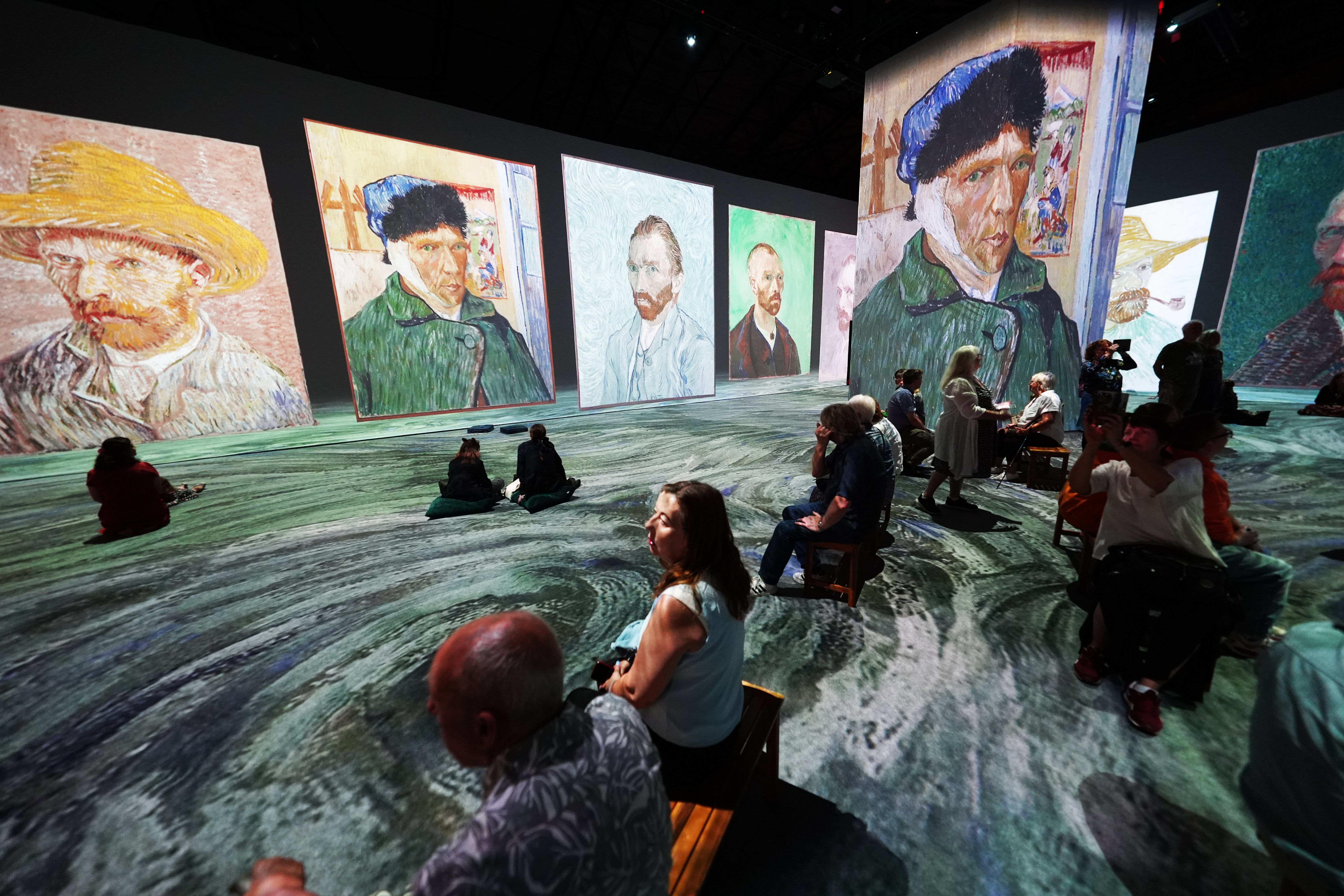 Los visitantes contemplan la exposición “Beyond Van Gogh: The Immersive Experience” (Más allá de Van Gogh: una experiencia inmersiva) en el estadio Utilita Arena de Newcastle, Reino Unido