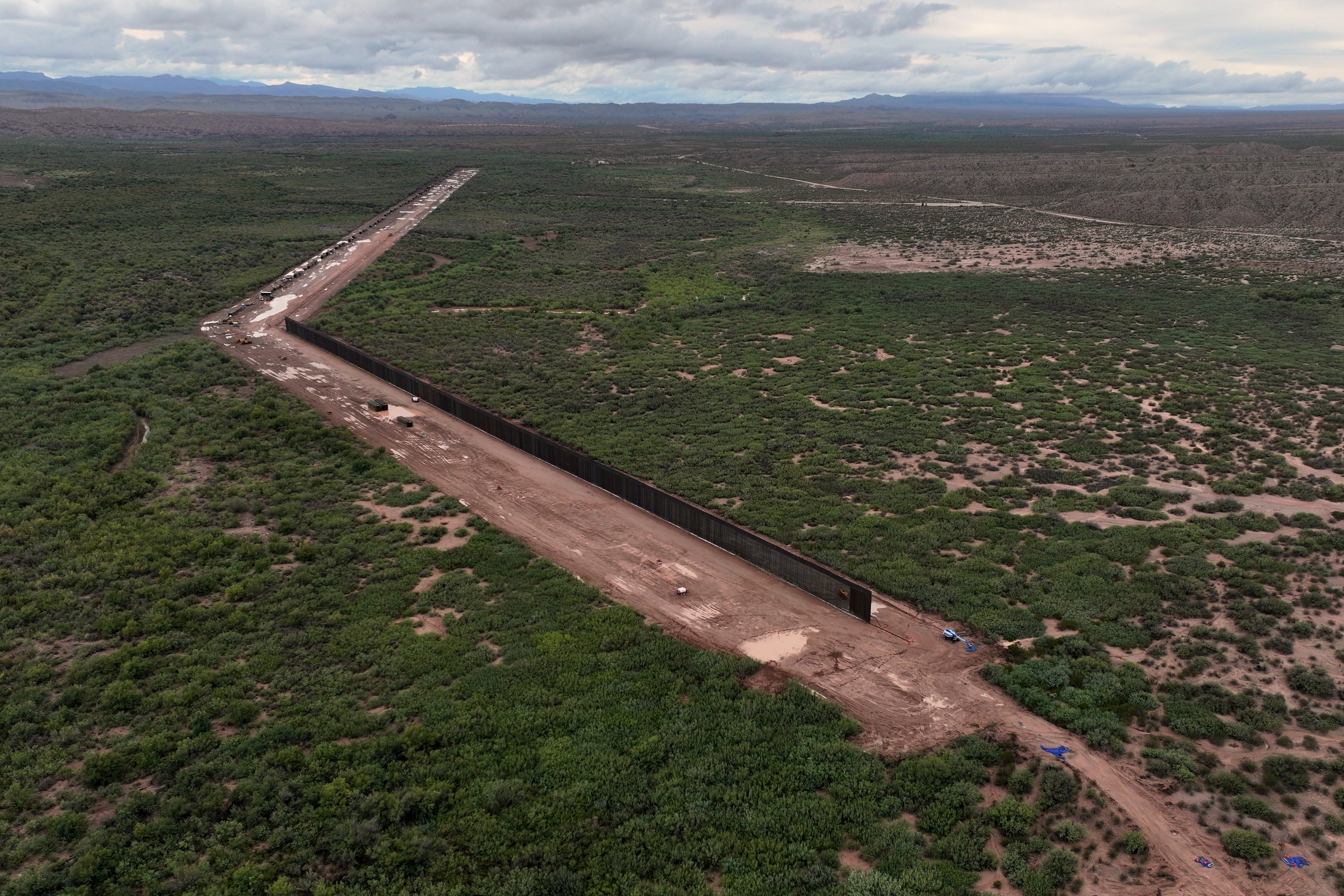 Exclusiva AP: jefe fronterizo de Trump defiende construcción de muro en Texas, pese a revés judicial
