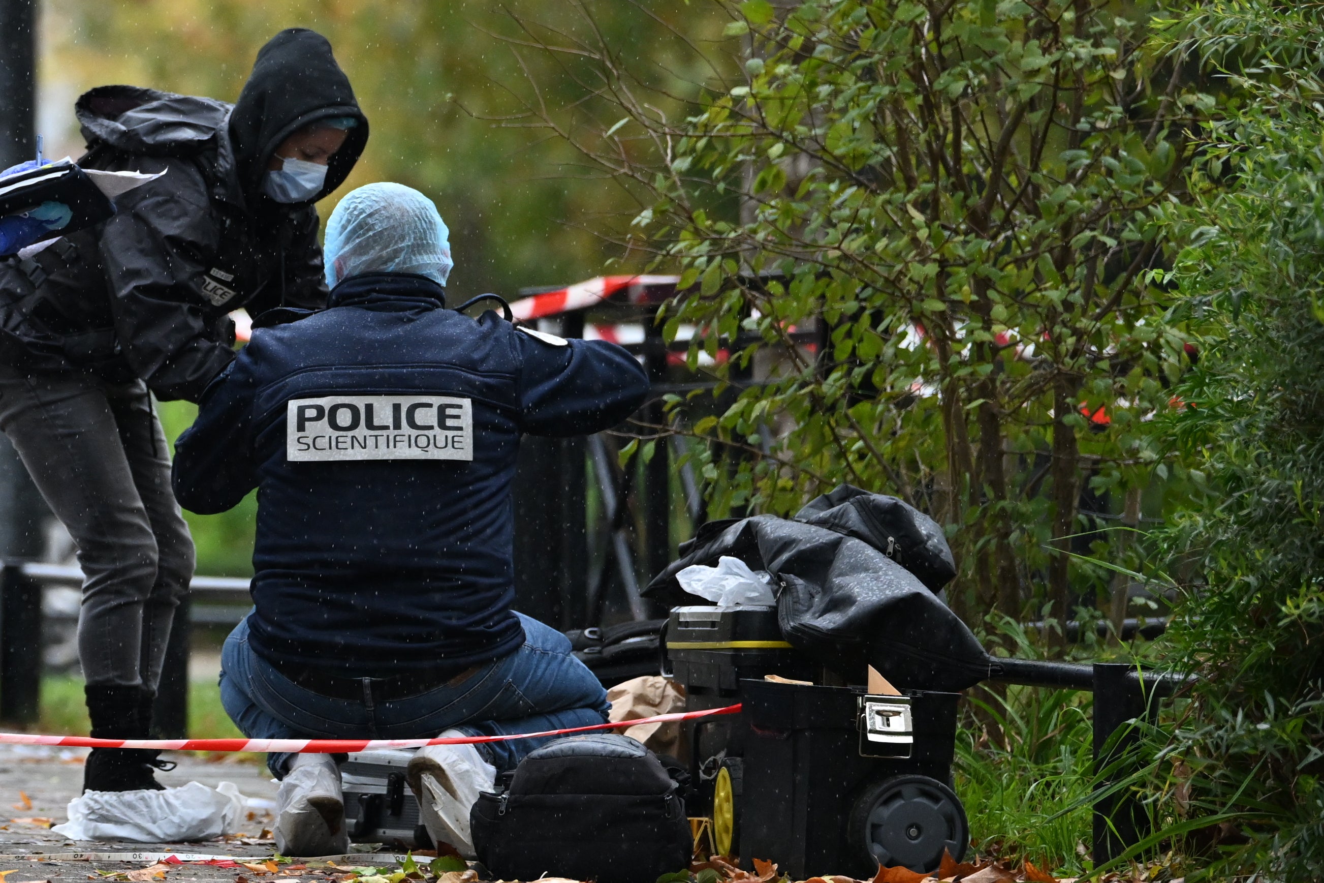 Arrestan a sospechoso tras tiroteo que dejó un muerto y varios heridos en suburbio de París