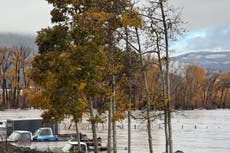 Rescatan a personas desde techos de sus casas tras inundaciones en oeste de EEUU