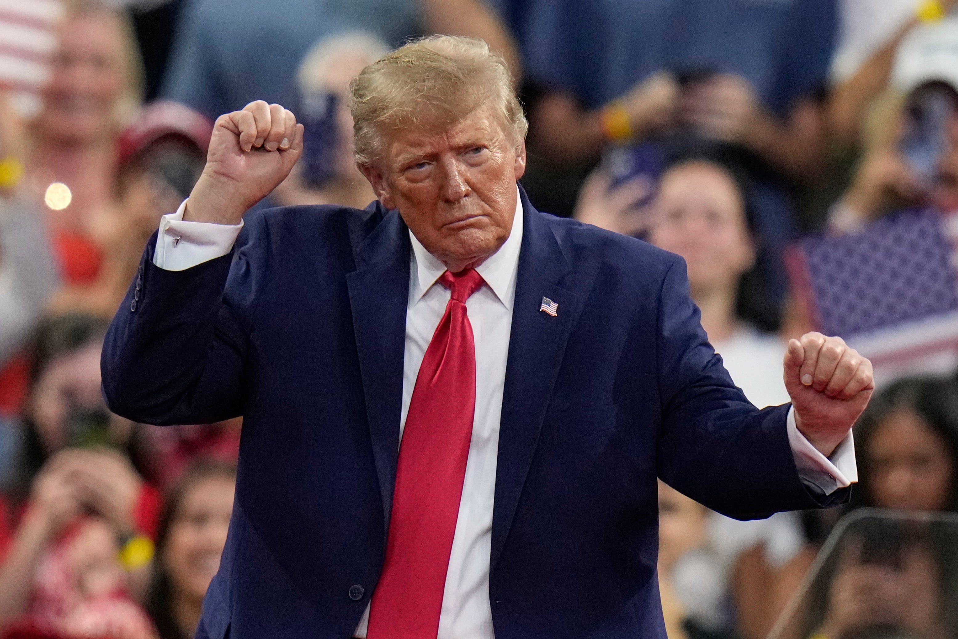 Trump expresa preocupación por partido de la NFL y disturbios civiles en París