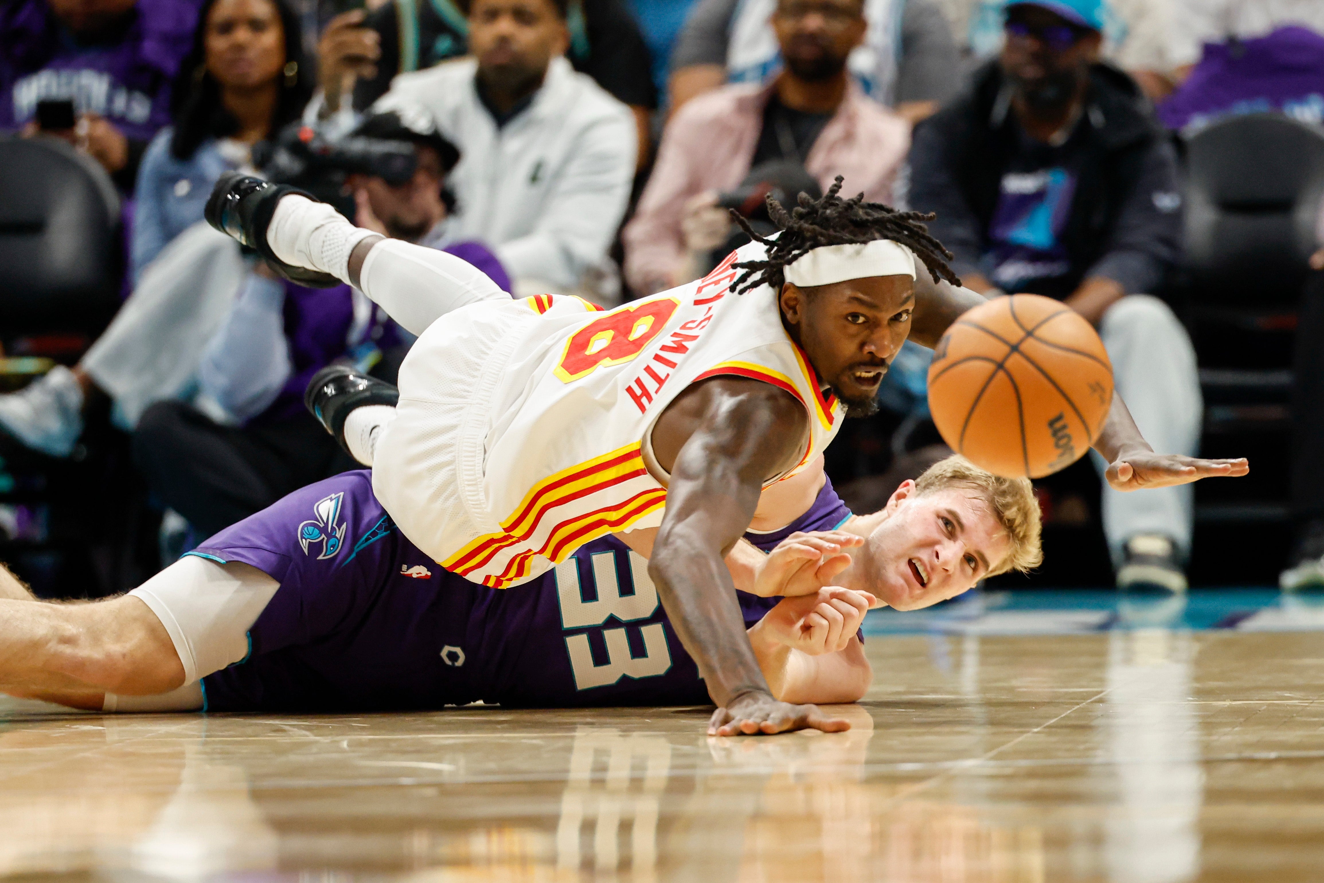 Hawks aplastan 128-81 a Hornets, abucheados en su 1er partido en casa sin LaMelo Ball