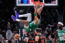 Jayson Tatum anota 36 puntos y brilla al final; Celtics vencen a Knicks por 107-103