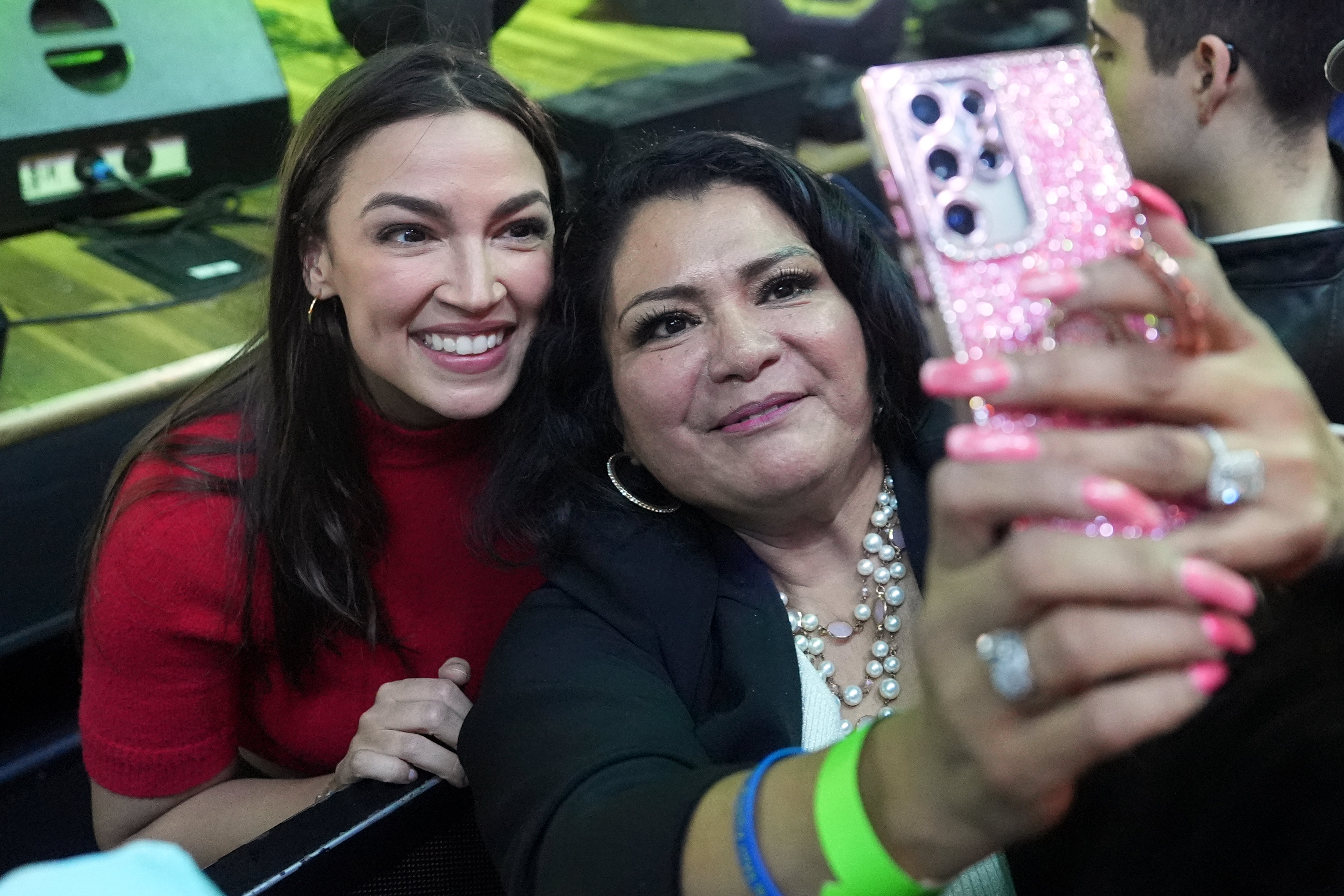 Ocasio-Cortez atrae multitudes en estados clave de EEUU mientras prueba el alcance del progresismo