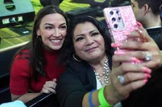 Ocasio-Cortez atrae multitudes en estados clave de EEUU mientras prueba el alcance del progresismo
