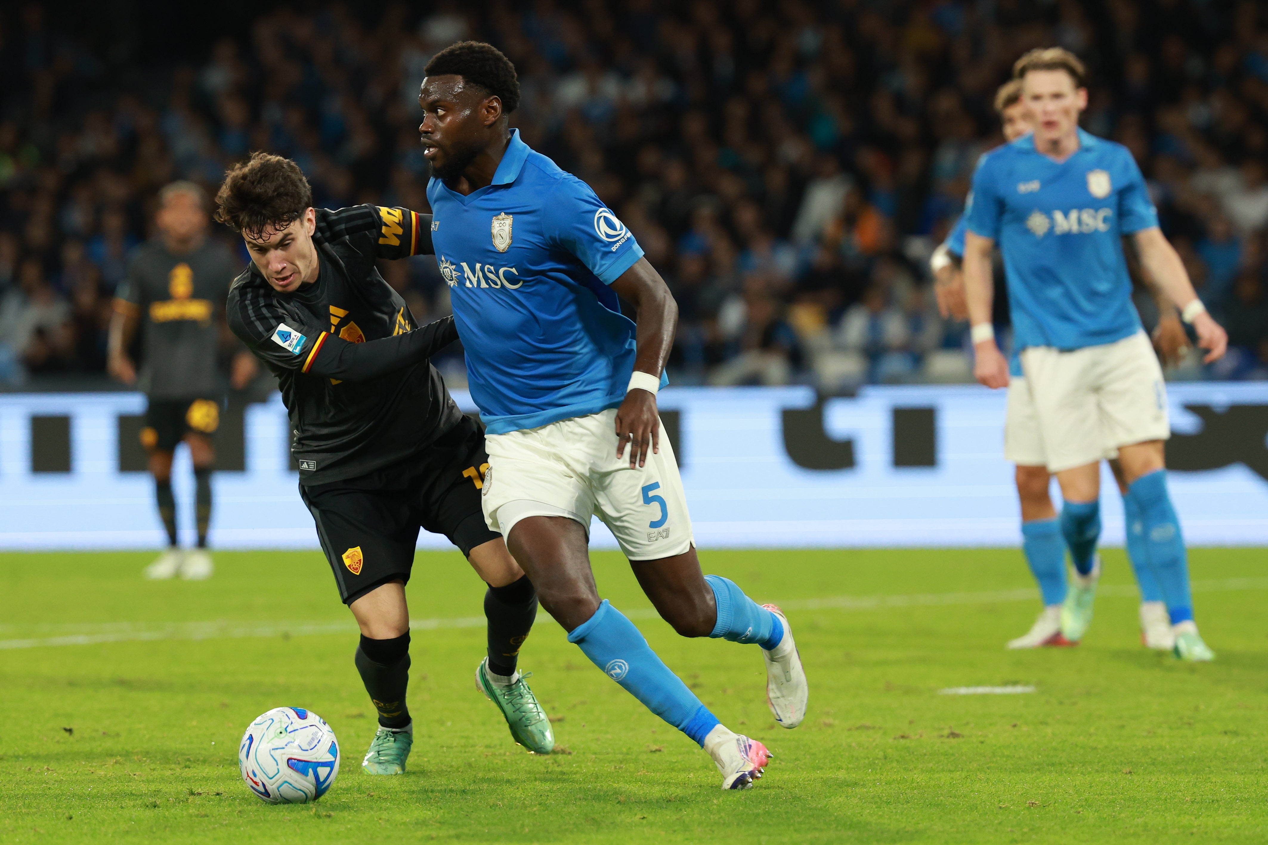 La Roma frena al Napoli con empate dramático. Dortmund vence al Frankfurt