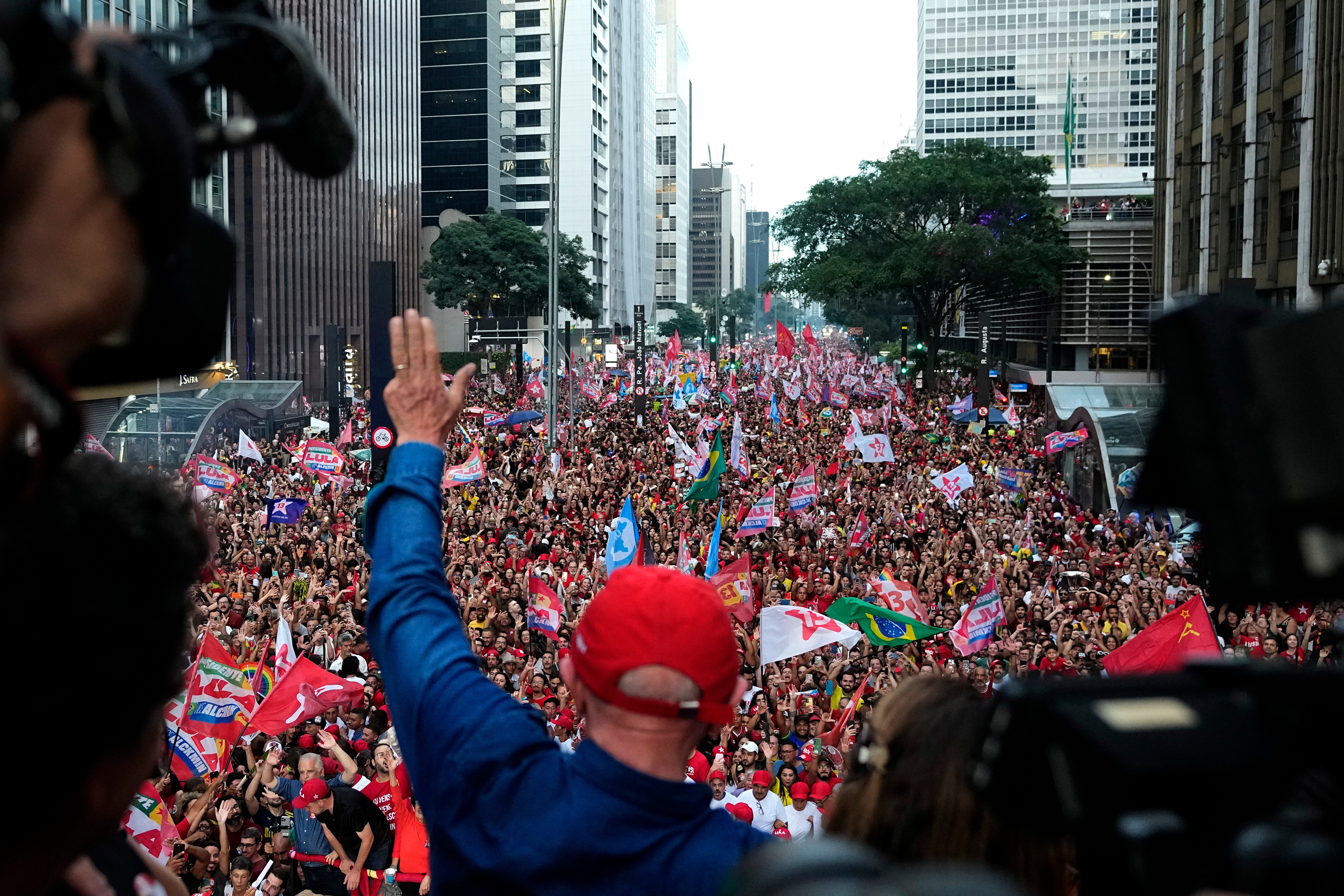 Lula y Bolsonaro cierran campañas antes de la segunda vuelta en Brasil