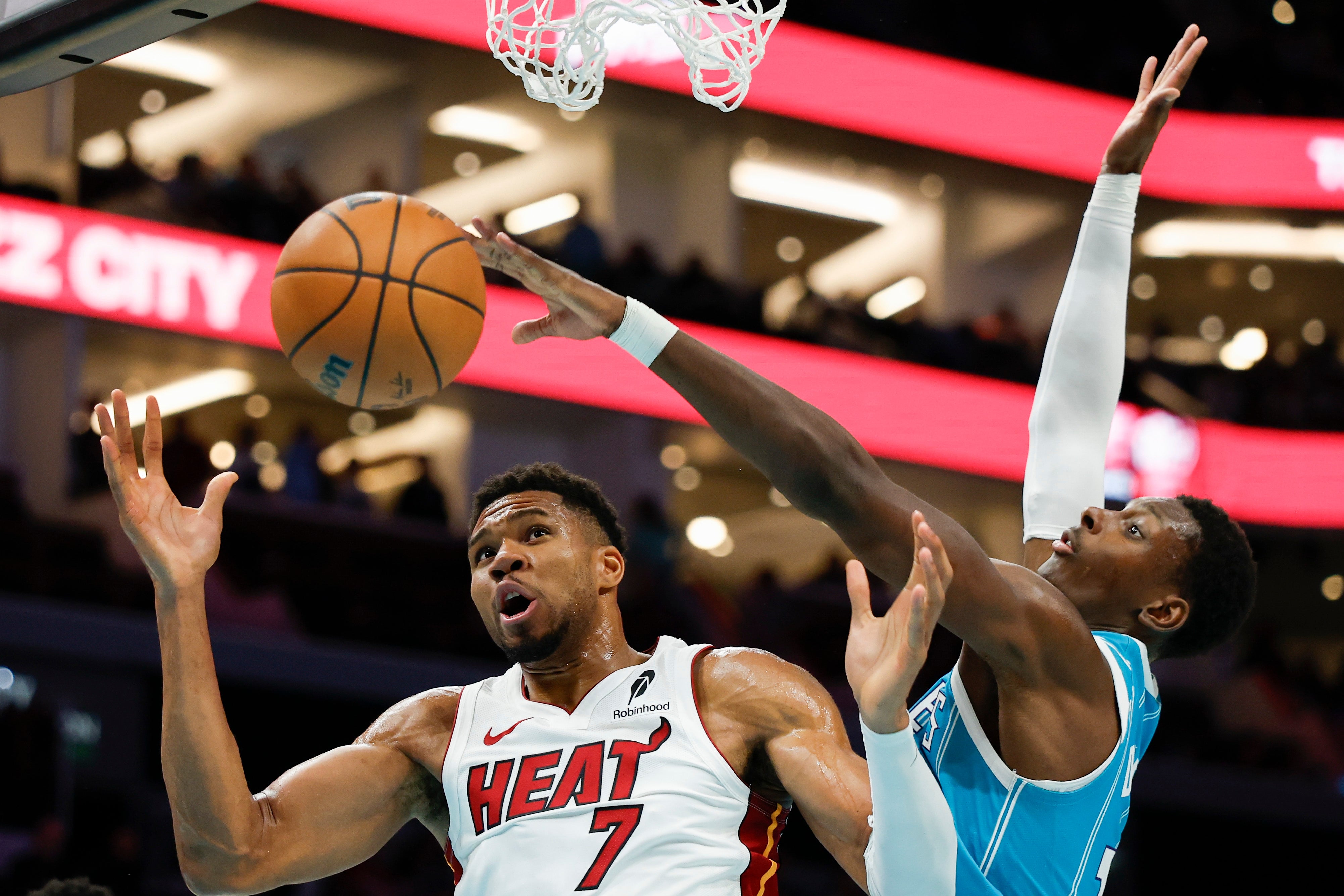 Brandon Miller anota 34 puntos y los Hornets vencen por 115-110 a un Heat sin triunfos